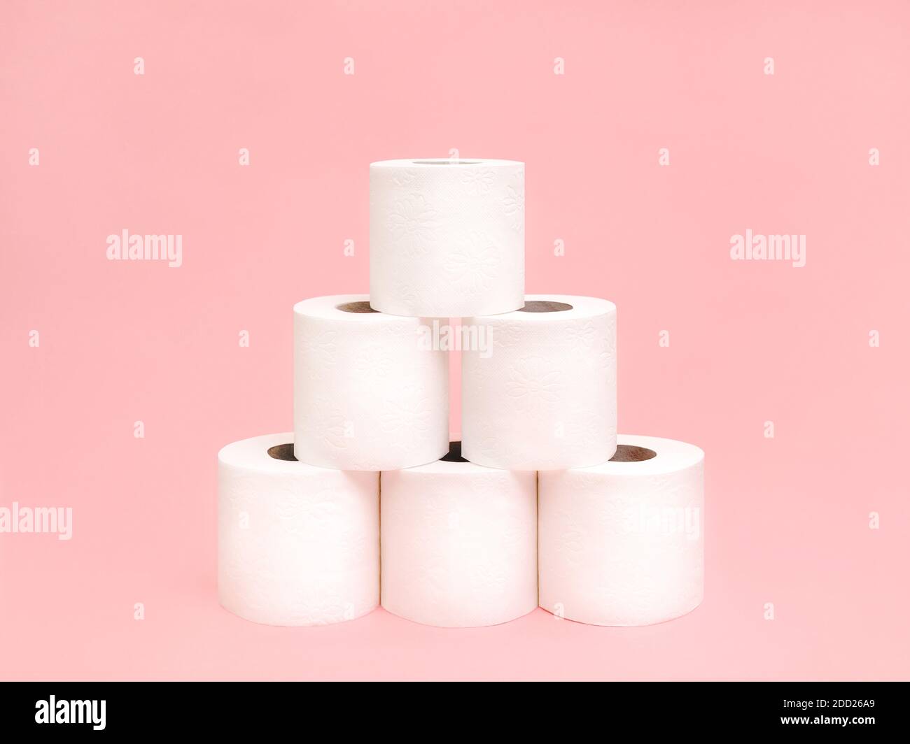 https://c8.alamy.com/compes/2dd26a9/pila-de-papel-higienico-foto-en-estilo-minimo-cinco-rollos-de-papel-higienico-blanco-sobre-fondo-rosa-claro-2dd26a9.jpg
