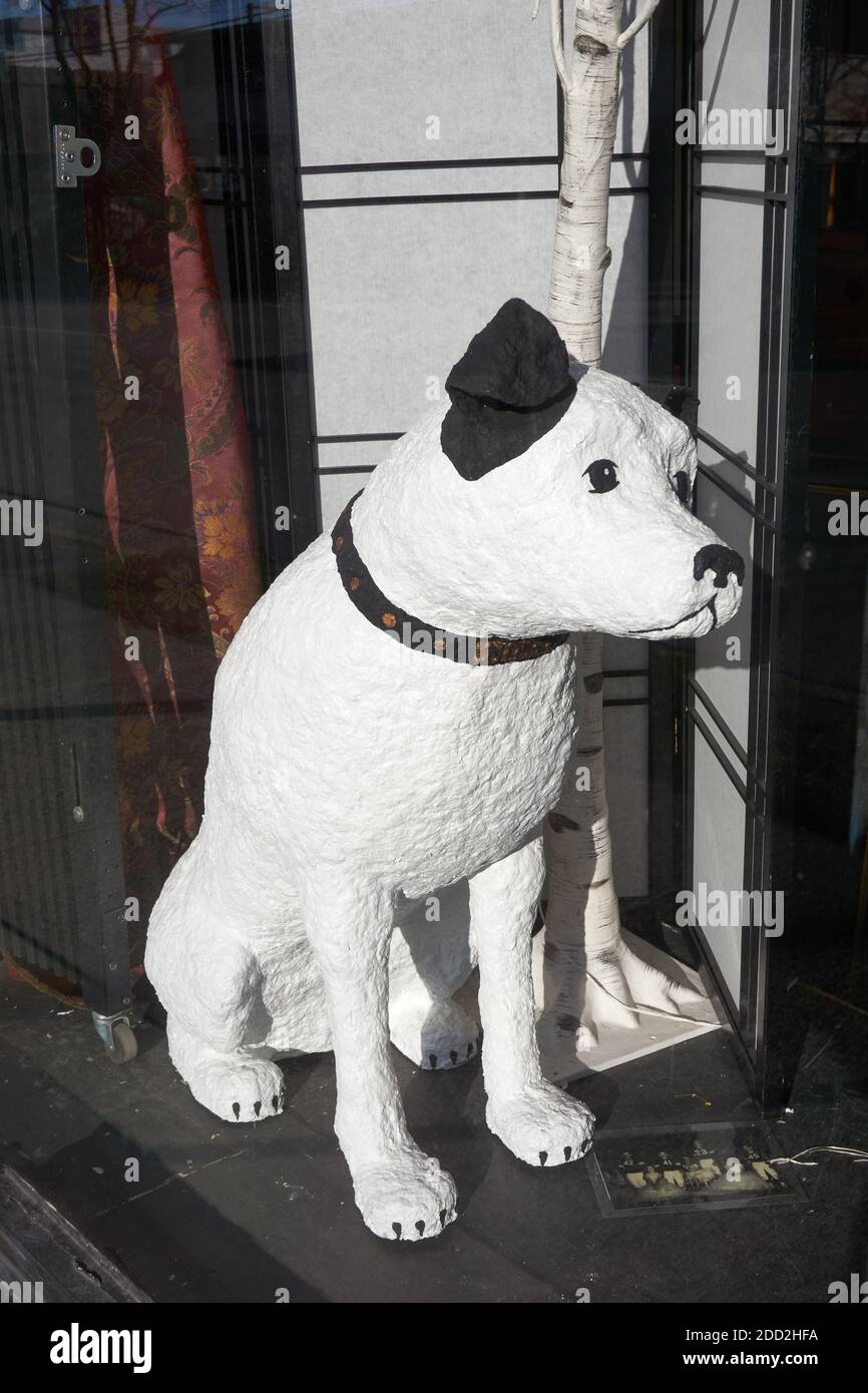 Escultura de yeso de RCA Victor su perro de la voz del Maestro Nipper en una ventana de una tienda de antigüedades Foto de stock