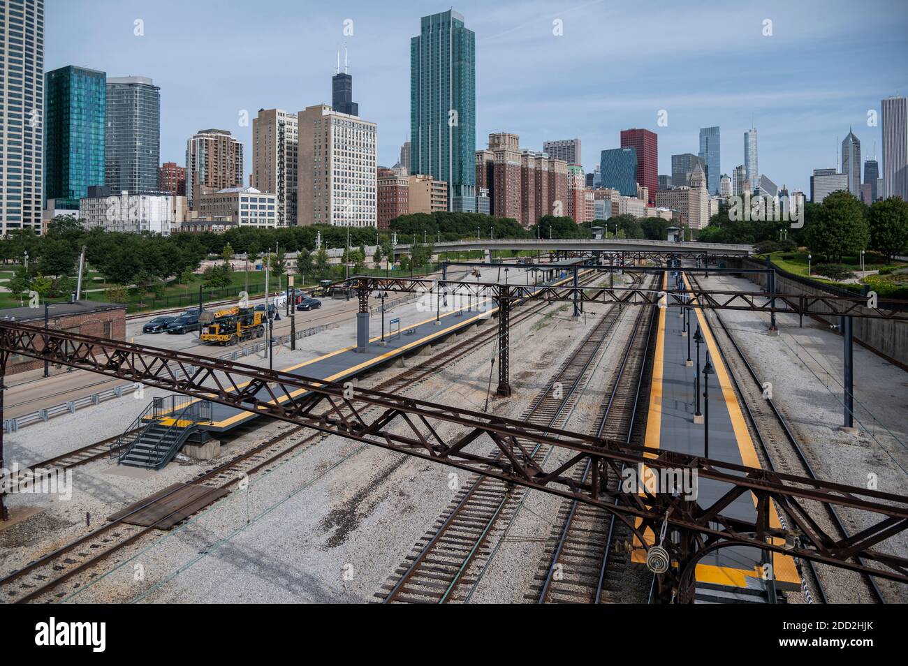 Muchas vías de tren que van al centro de Chicago Foto de stock