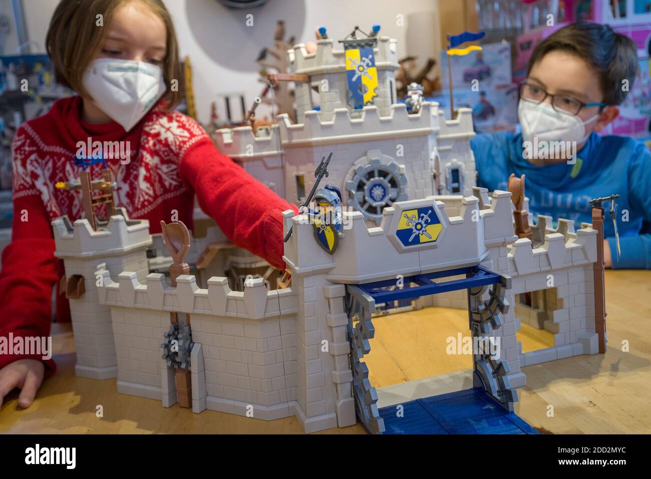 Cadolzburg, Alemania. 23 de noviembre de 2020. Lena y Tim juegan con el  castillo del caballero Novelmore del Playmobil. El juguete está en la lista  de los 'Top 10 Toys 2020' publicados