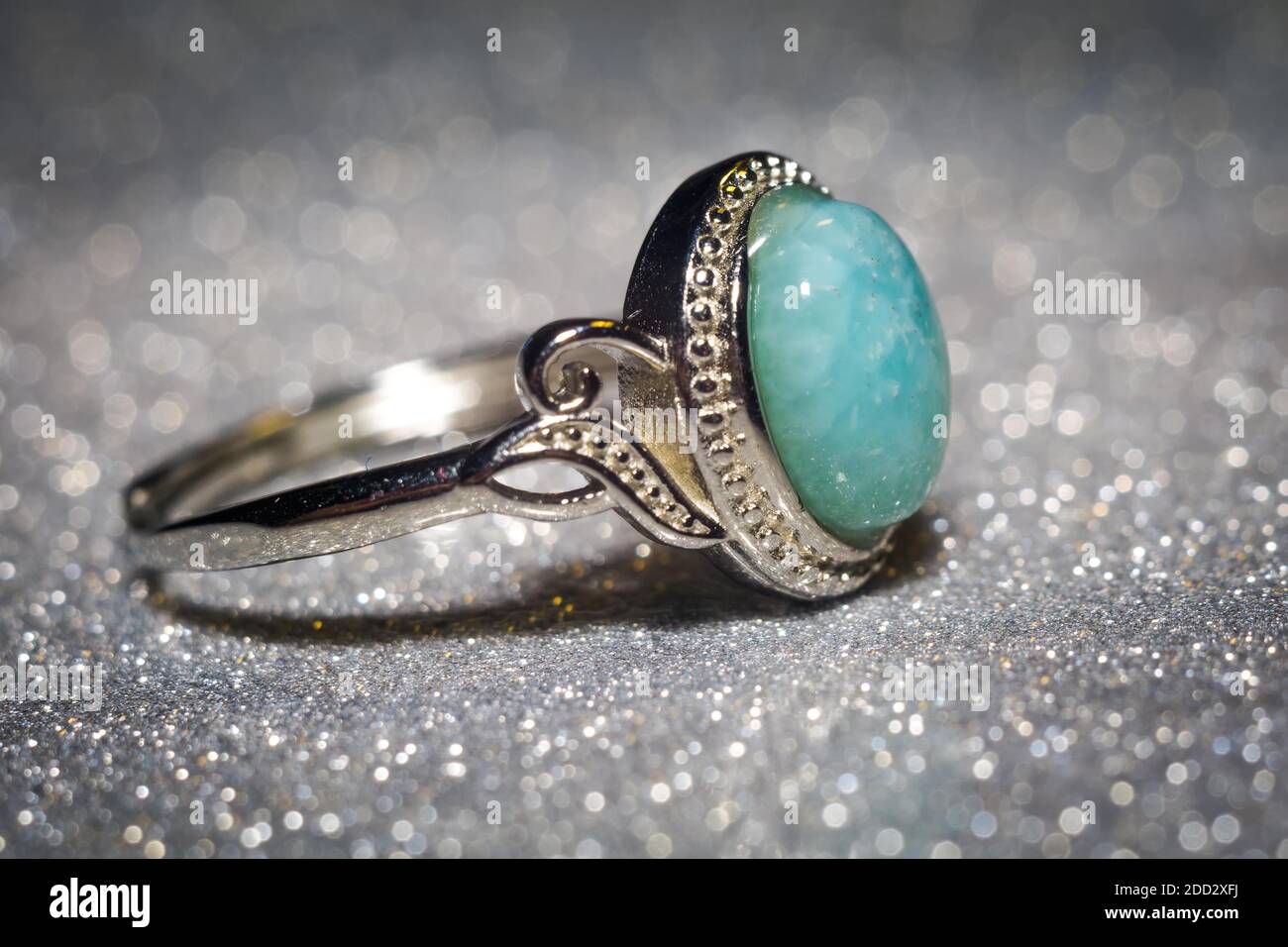 Anillo de plata de moda con piedra de larimar natural azul claro Fotografía  de stock - Alamy