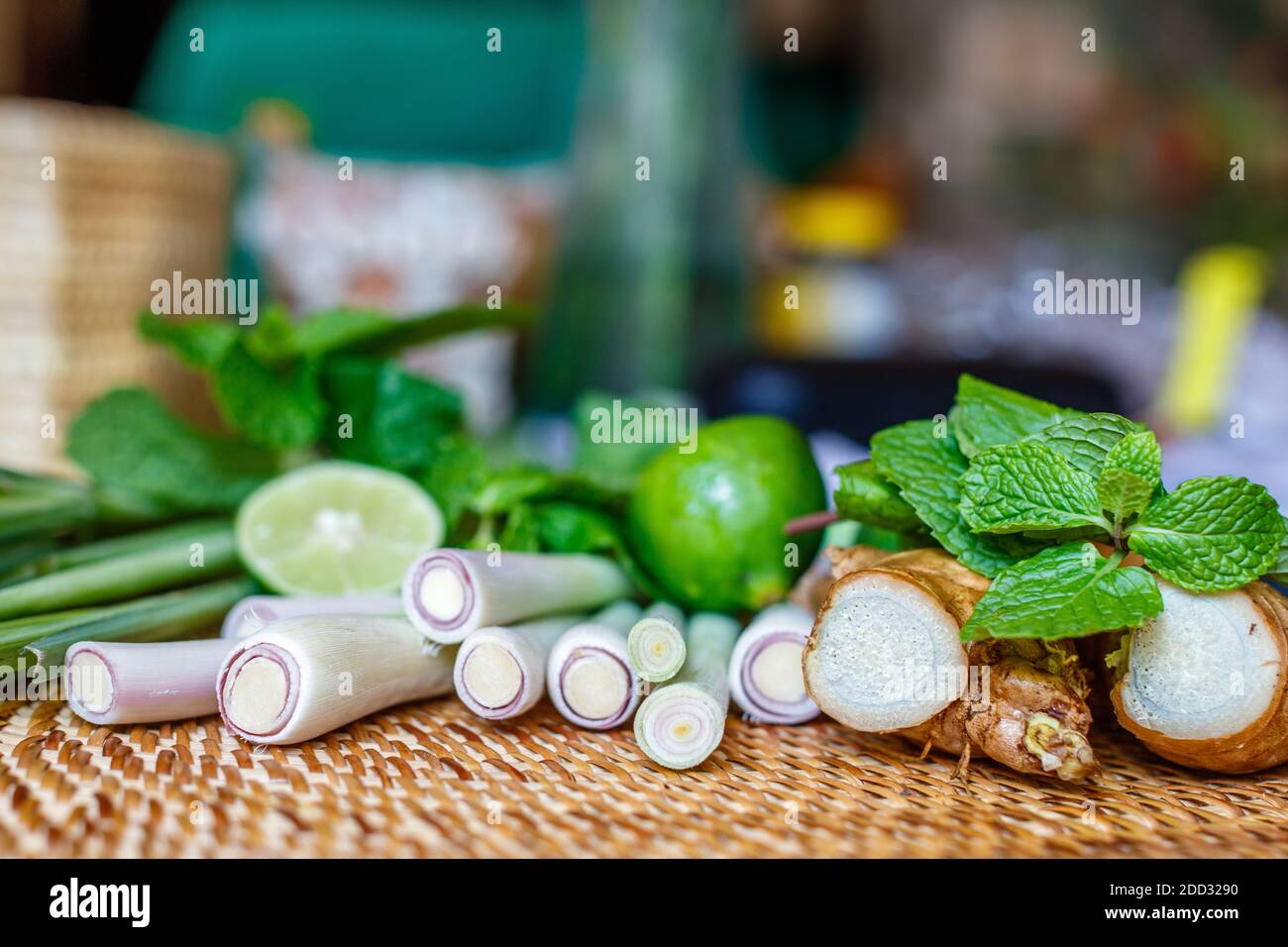 Hierba limón, jengibre, menta y lima. Set de té de hierbas. Con espacio. Enfoque suave. Foto de stock