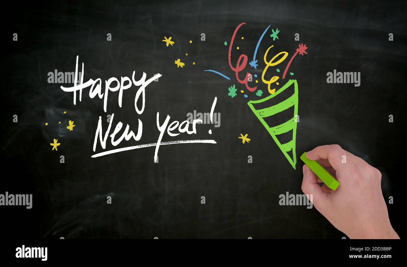 Feliz año Nuevo es pintado a mano con tiza en pizarra. Foto de stock