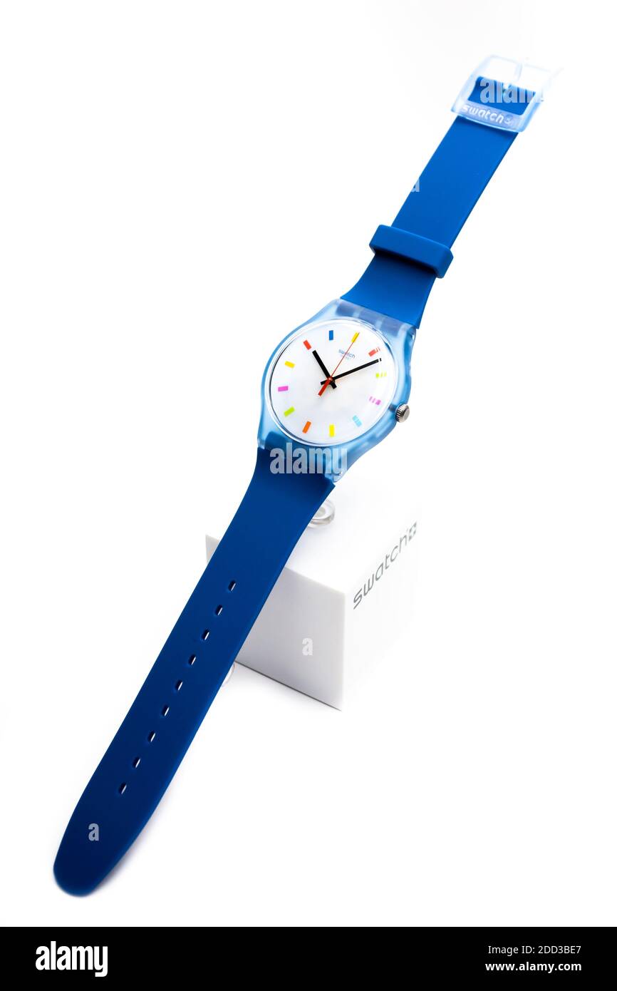 Italia 07.10.2020 - Reloj de cuarzo suizo de niños Swatch Blue Fotografía de stock - Alamy