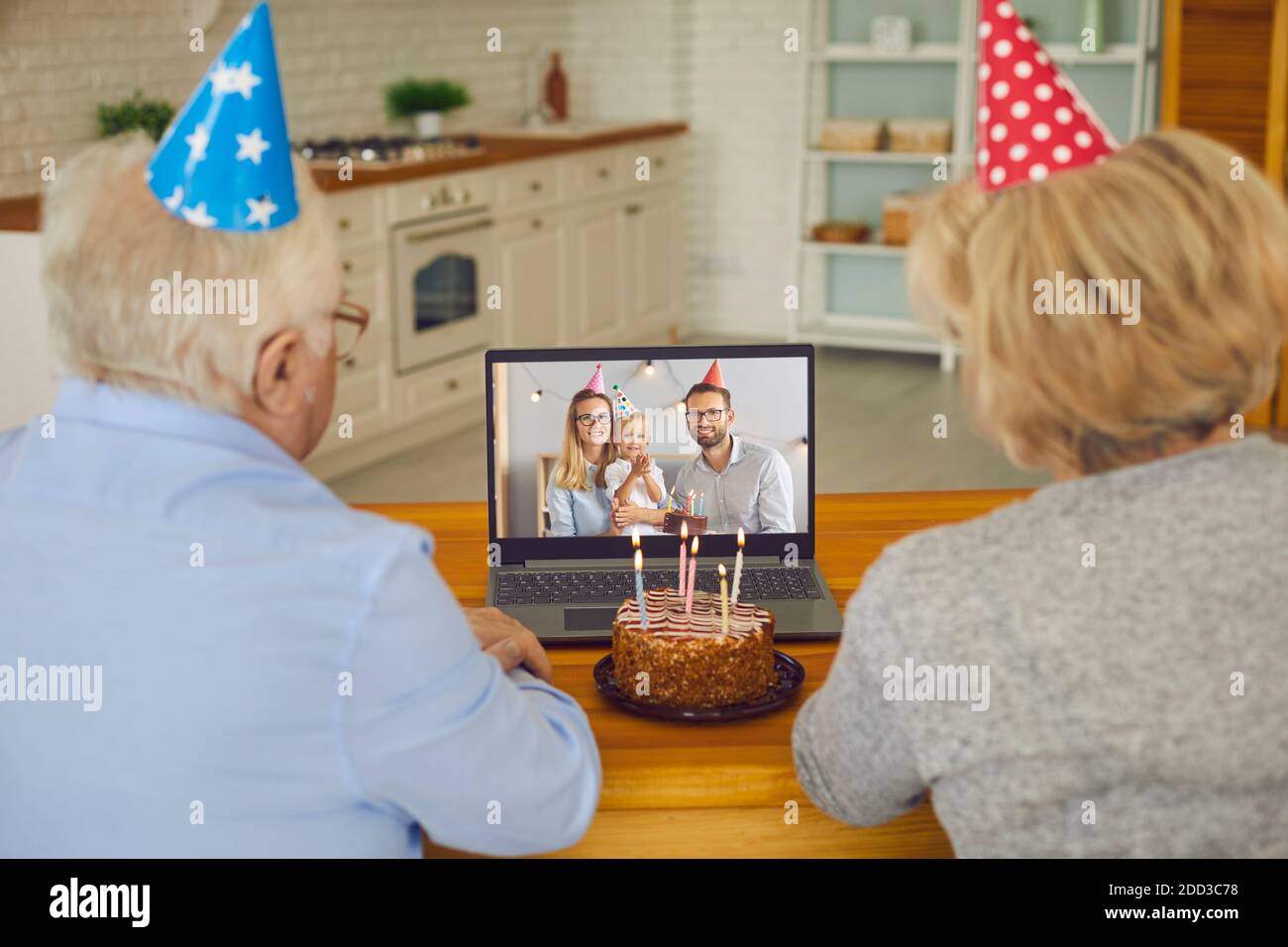 Los abuelos de vídeo llamando a su pequeño nieto y deseándole feliz Cumpleaños Foto de stock