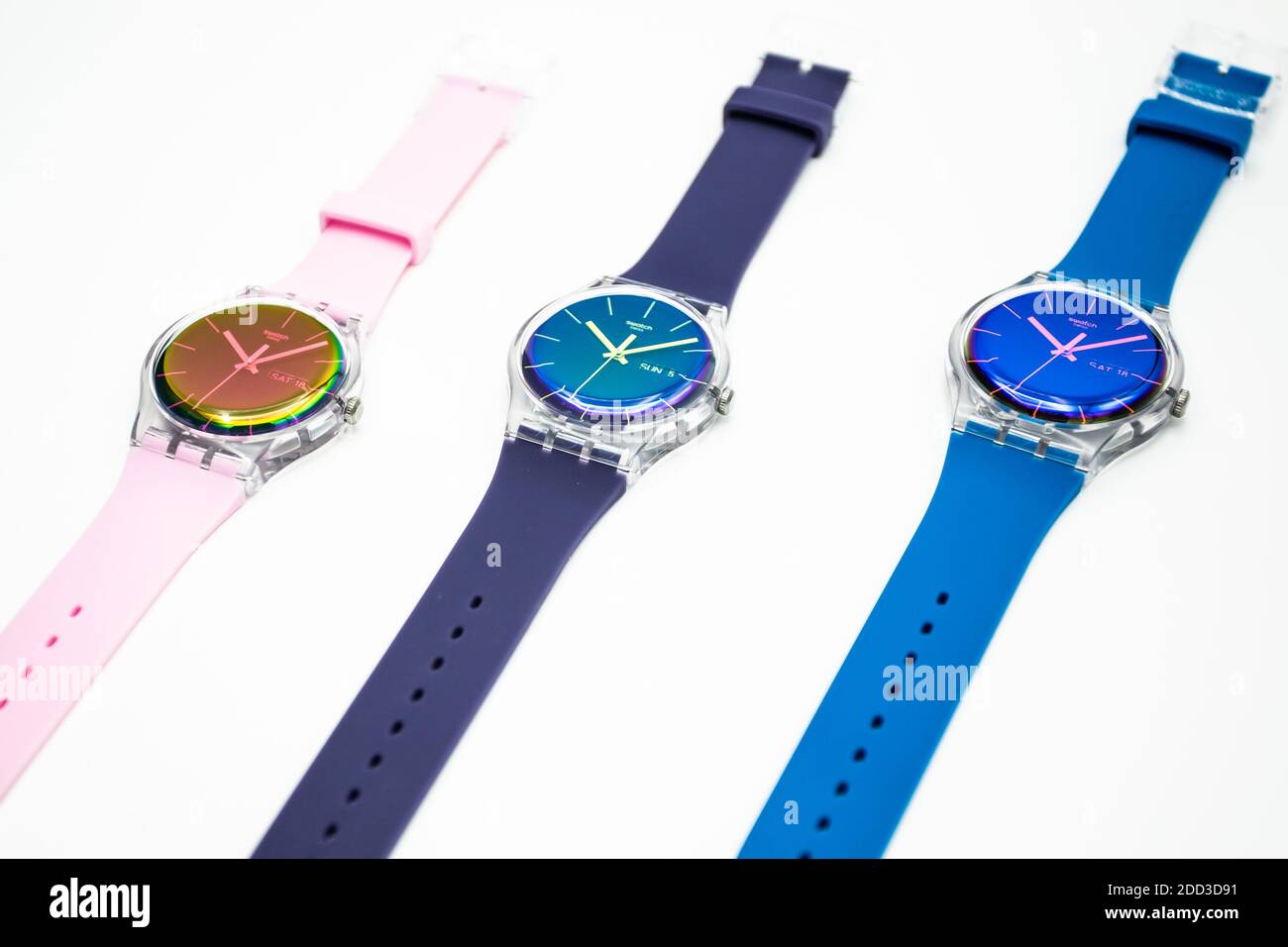 París, Francia 07.10.2020 - tres relojes swatch swiss hizo reloj de cuarzo  en blanco Fotografía de stock - Alamy