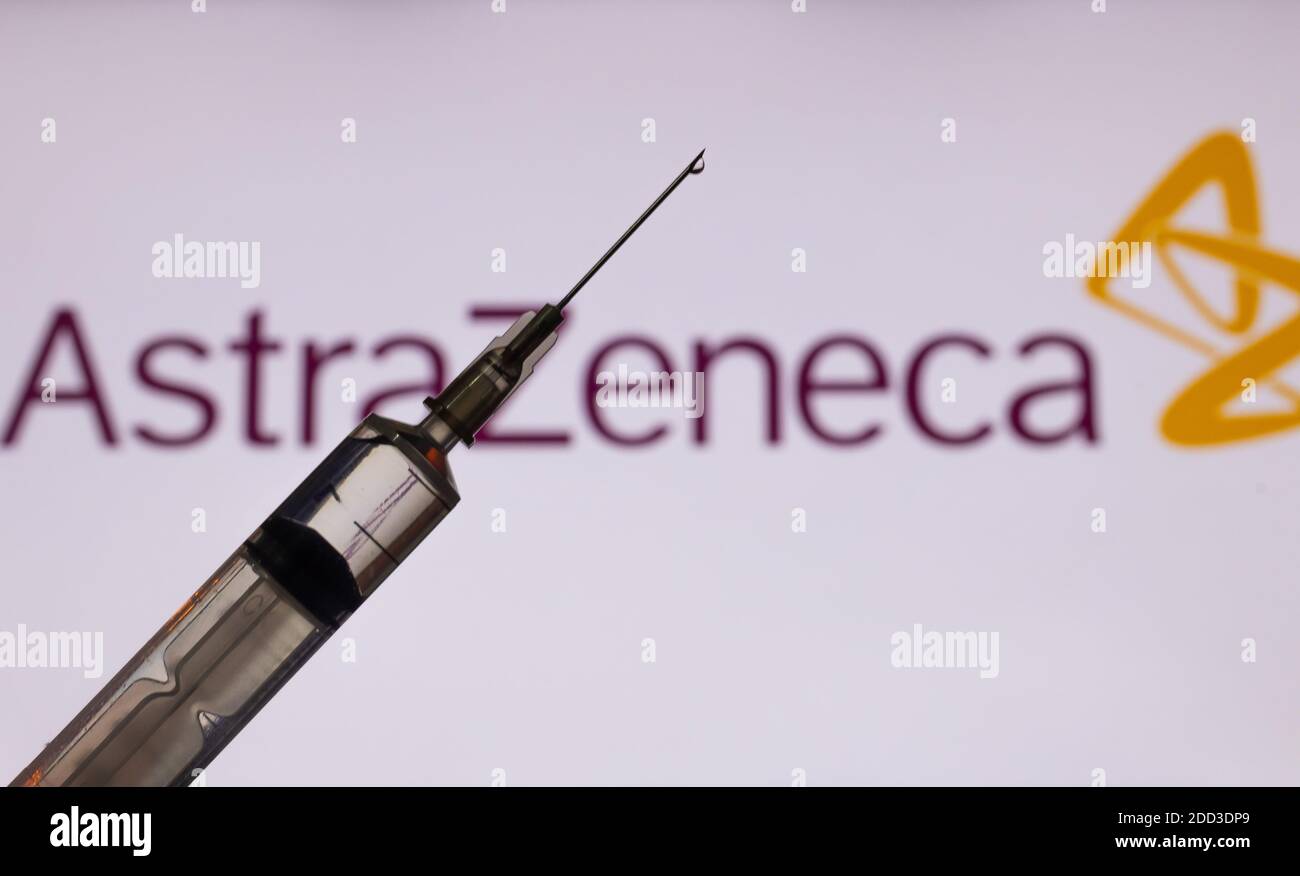 Katmandú, Nepal - Noviembre 24 2020: Inyección de jeringa delante del logotipo de AstraZeneca. La vacuna AstraZeneca ha demostrado una eficacia del 90% frente al COVID-19 i. Foto de stock