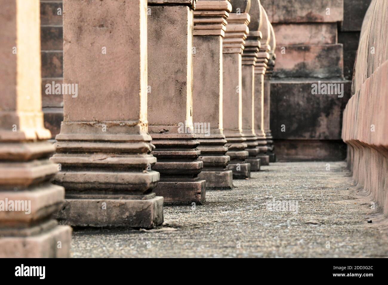 Antiguos pilares de la construcción en ruinas en la antigua ciudad - Tailandia Foto de stock