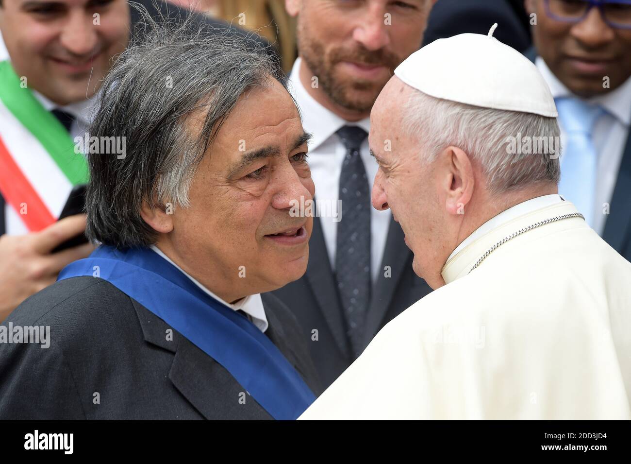 El Papa Francisco habla con el alcalde de Palermo Leoluca Orlando (L) al  final de su audiencia general semanal en la Plaza de San Pedro en el  Vaticano el 2 de mayo