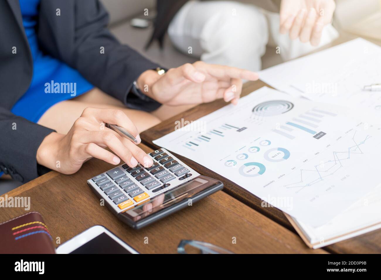 Gente de negocios calculando y discutiendo documentos financieros - evaluación financiera y conceptos de evaluación Foto de stock