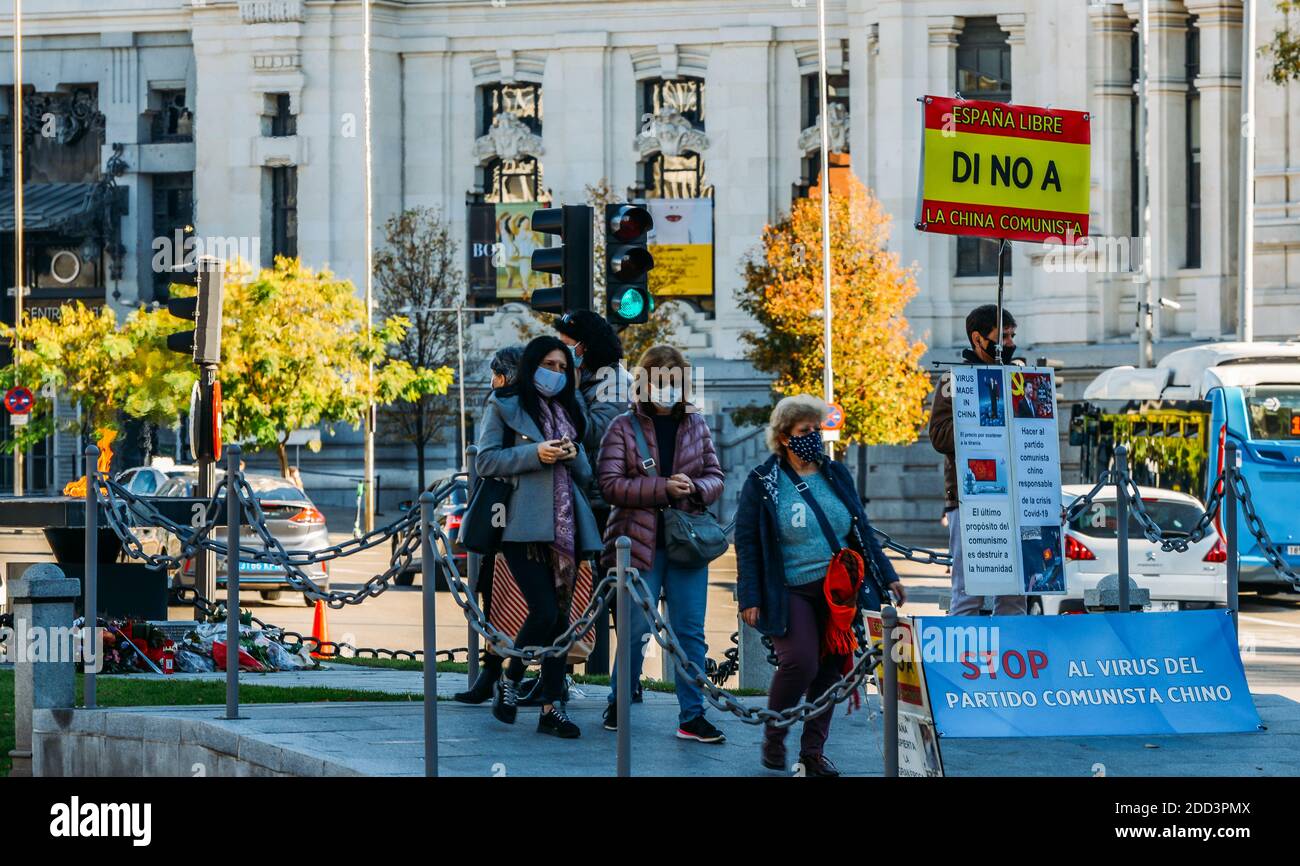 Madrid, España - Nov 21 2020: Hombre sosteniendo un cartel en protesta frente a los Cibeles contra China por difundir mentiras Covid. Teoría de la conspiración Foto de stock