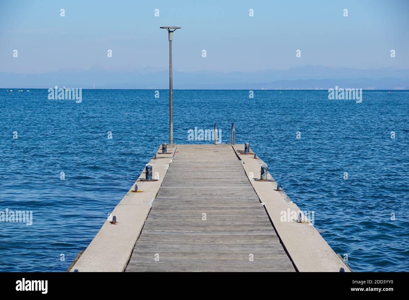 Muelle en el mar. Embarcadero sobre el hermoso mar con cielo azul Foto de stock