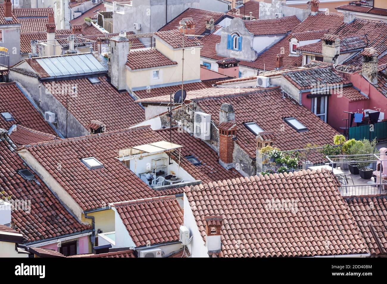 Techos . Vista de los tejados de baldosas y el pintoresco horizonte del casco antiguo de Dubrovnik, tomada desde la parte superior de la pared circundante, Foto de stock