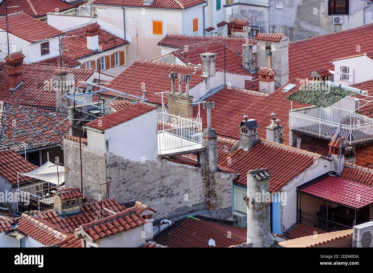 Techos . Vista de los tejados de baldosas y el pintoresco horizonte del casco antiguo de Dubrovnik, tomada desde la parte superior de la pared circundante, Foto de stock