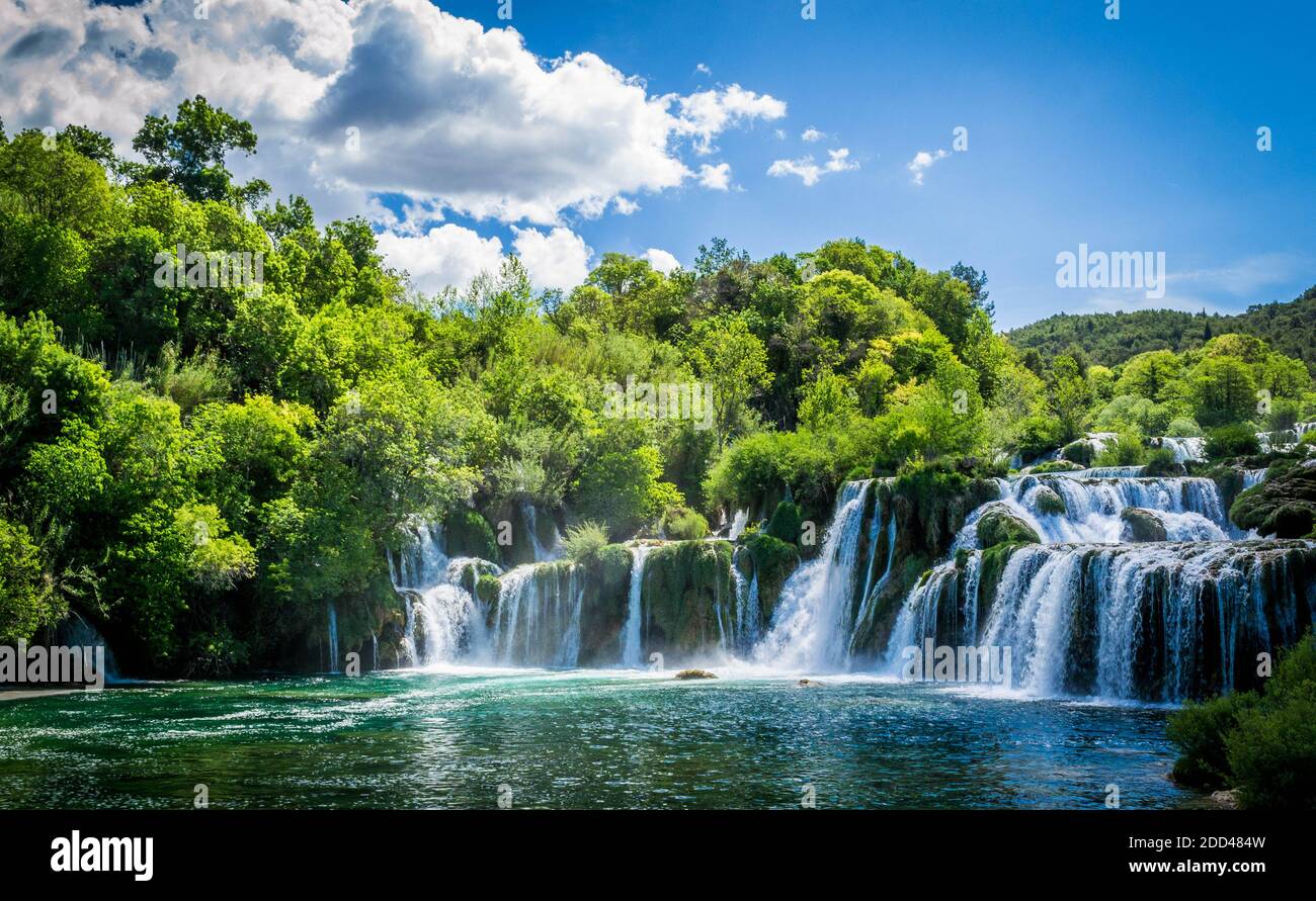Una de las muchas cascadas hermosas en el parque nacional de Krka Croacia Foto de stock