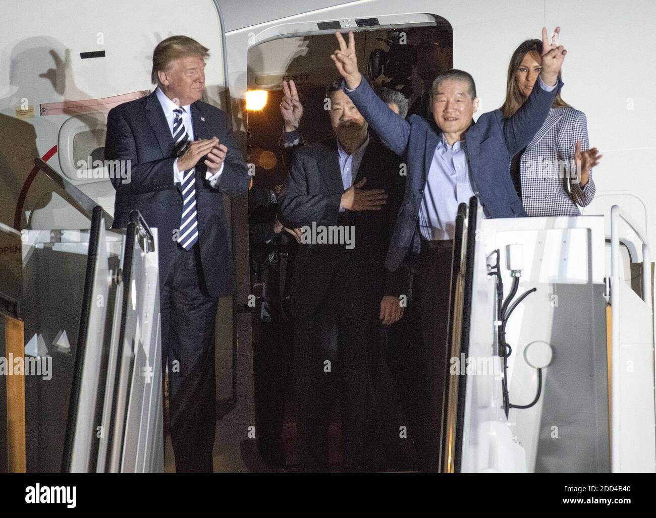 El presidente de Estados Unidos Donald J. Trump da la bienvenida a Kim Dong Chul, Kim Hak Song y Tony Kim de vuelta a Estados Unidos en la base conjunta Andrews en Maryland el jueves, 10 de mayo de 2018. Los tres hombres fueron encarcelados en Corea del Norte durante períodos que van de uno a dos años. Fueron puestos en libertad ante el Secretario de Estado estadounidense Mike Pompeo como un gesto de buena voluntad en la preparación de las conversaciones entre el presidente Trump y el líder norcoreano Kim Jong un. Foto de Ron Sachs/CNP/ABACAPRESS.COM Foto de stock