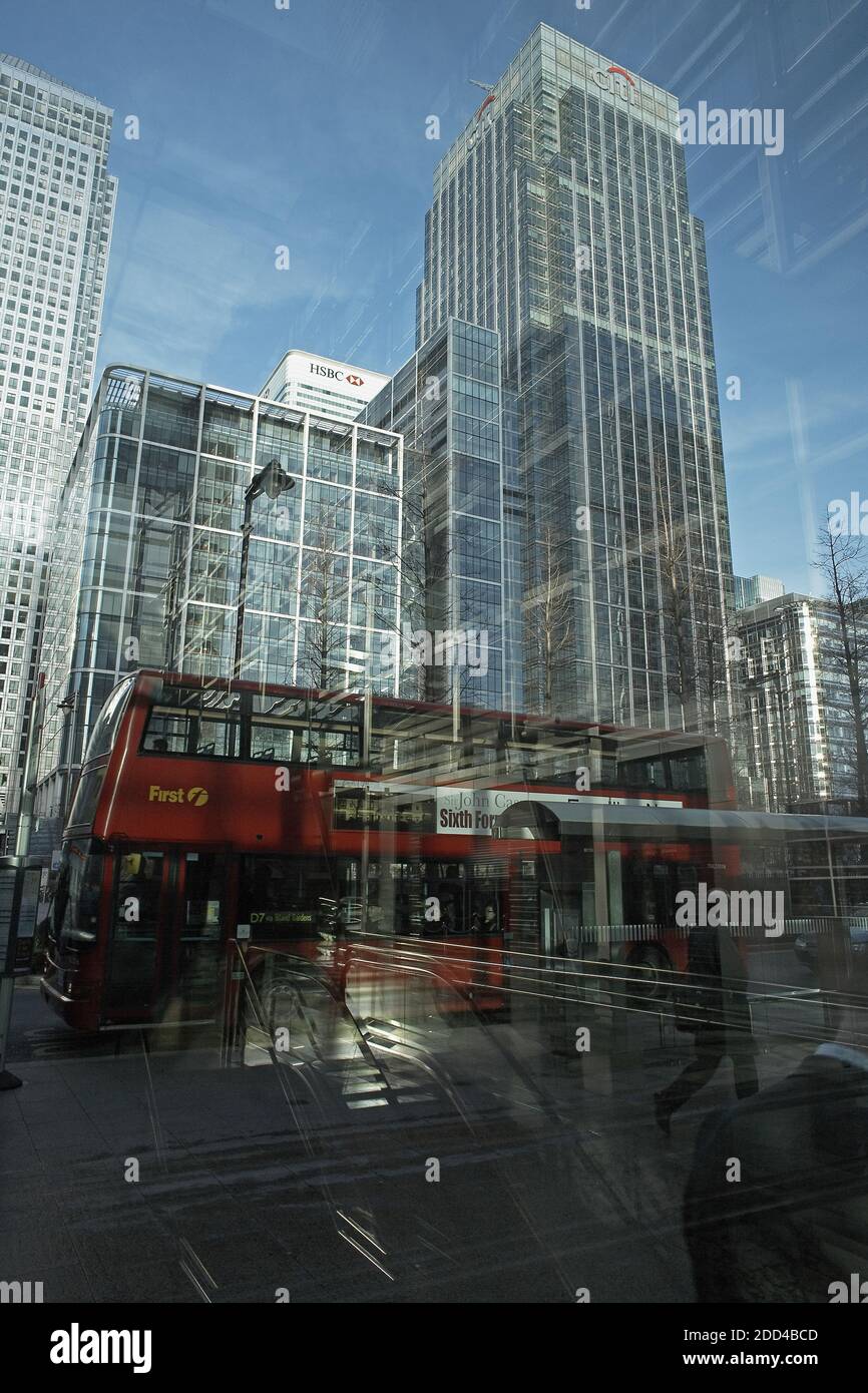 GRAN BRETAÑA / Inglaterra / Canary Wharf / Vista de Canary Wharf y los edificios financieros circundantes con reflejo de doppeldecker rojo autobús . Foto de stock