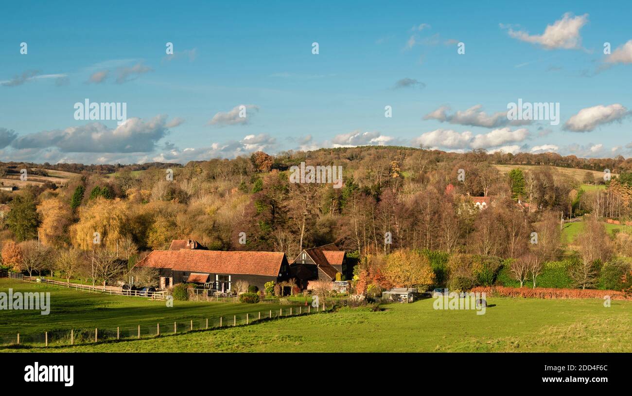 Paisaje de Chiltern Hills en otoño y vista de las granjas por River Chess, Latimer, Inglaterra Foto de stock