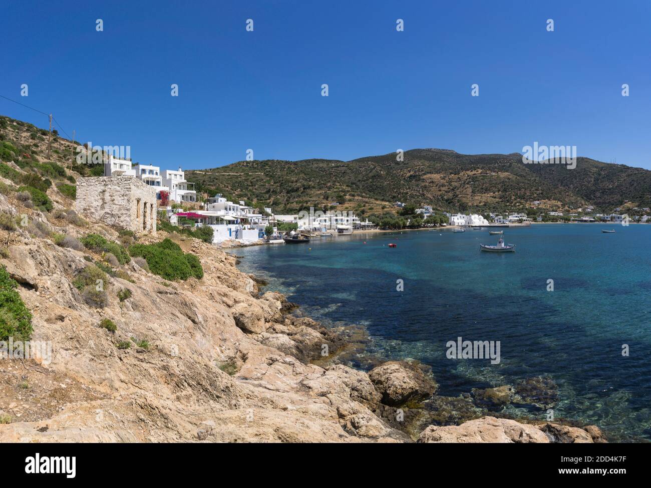 Arruinado Reposición Molesto Vathy playa en Sifnos. Sifnos pertenece al grupo de islas Cícladas y se  encuentra en el corazón del mar Egeo, cerca de las islas Milos y Serifos.  Boas Fotografía de stock -