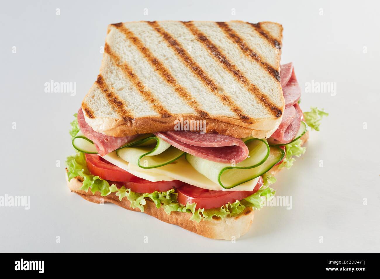 Queso a la parrilla o tostado y sandwich de salami picante con ensalada  adornos vistos ángulo alto en blanco para la publicidad del menú Fotografía  de stock - Alamy