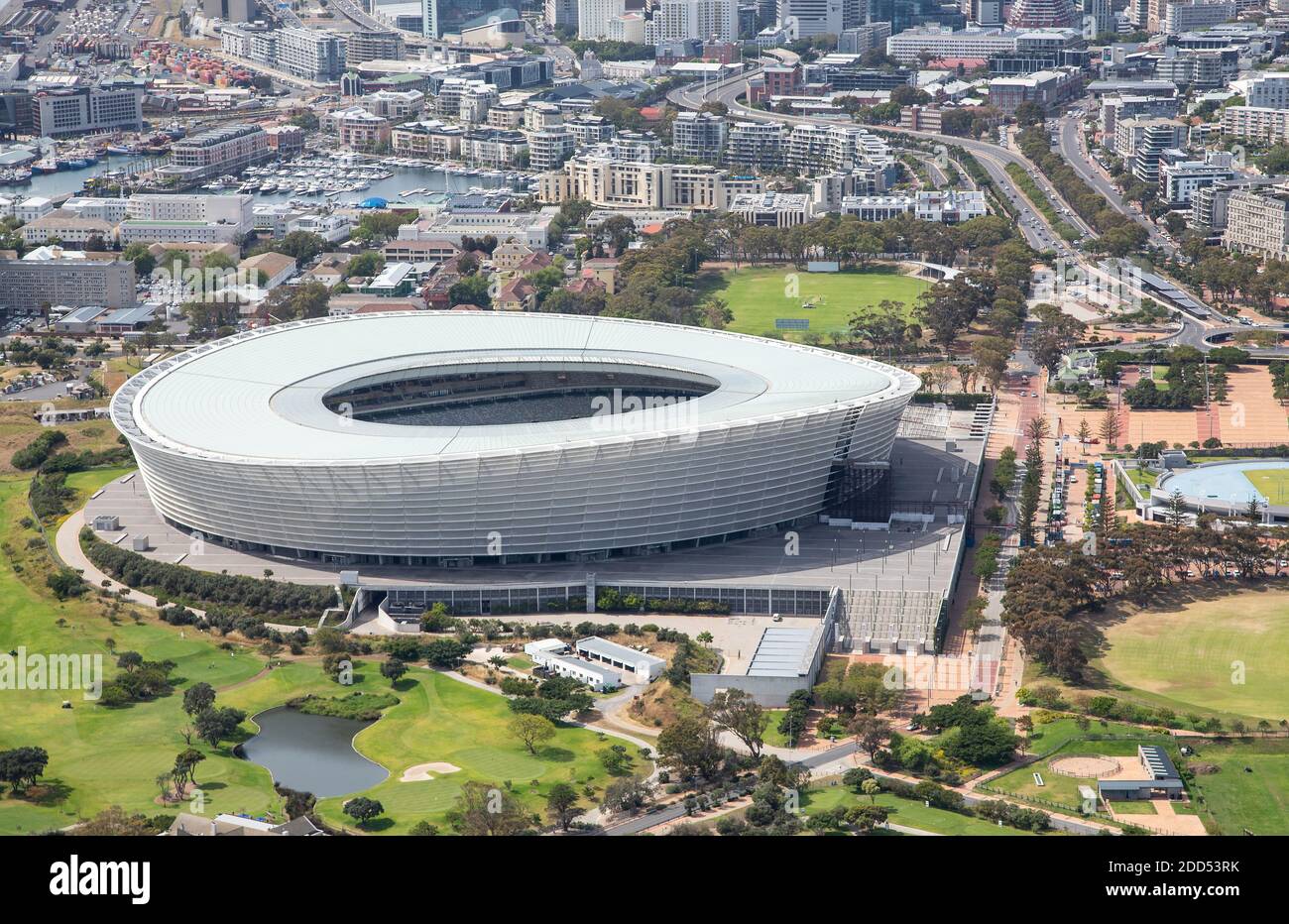 Ciudad del Cabo, Cabo Occidental / Sudáfrica - 10/26/2020: Foto aérea de Cape Town Stadium & V&A Waterfront, con Ciudad del Cabo CBD en el fondo Foto de stock
