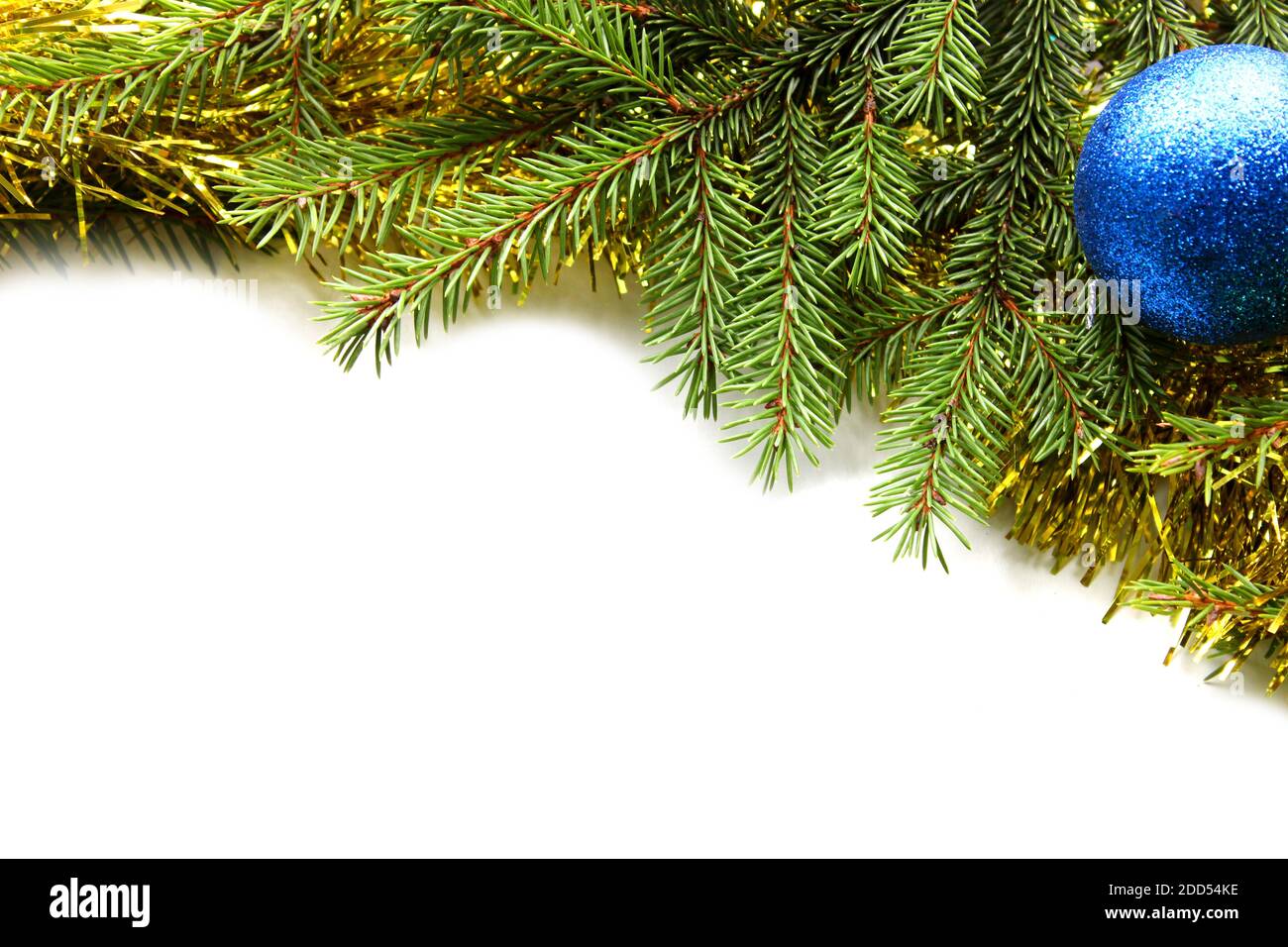 Accesorios de Navidad o año Nuevo en la vista superior de fondo blanco. Vacaciones, regalos, fondo, lugar para texto. Flatlay Foto de stock
