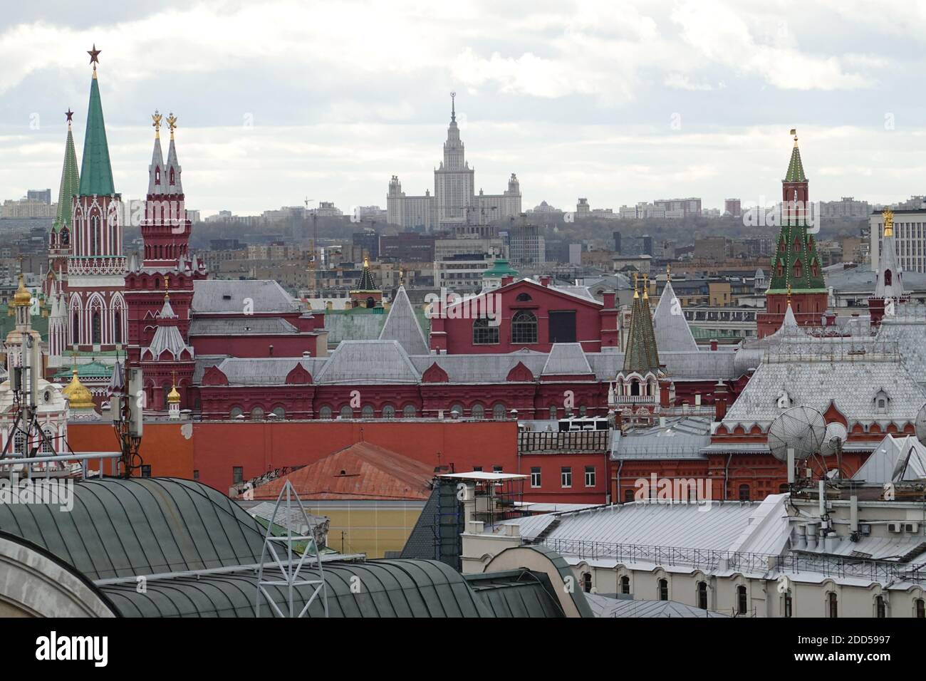 Centro antiguo de la ciudad de Moscú y vistas de la Universidad Estatal de Moscú desde arriba. Punto de observación. Foto de stock