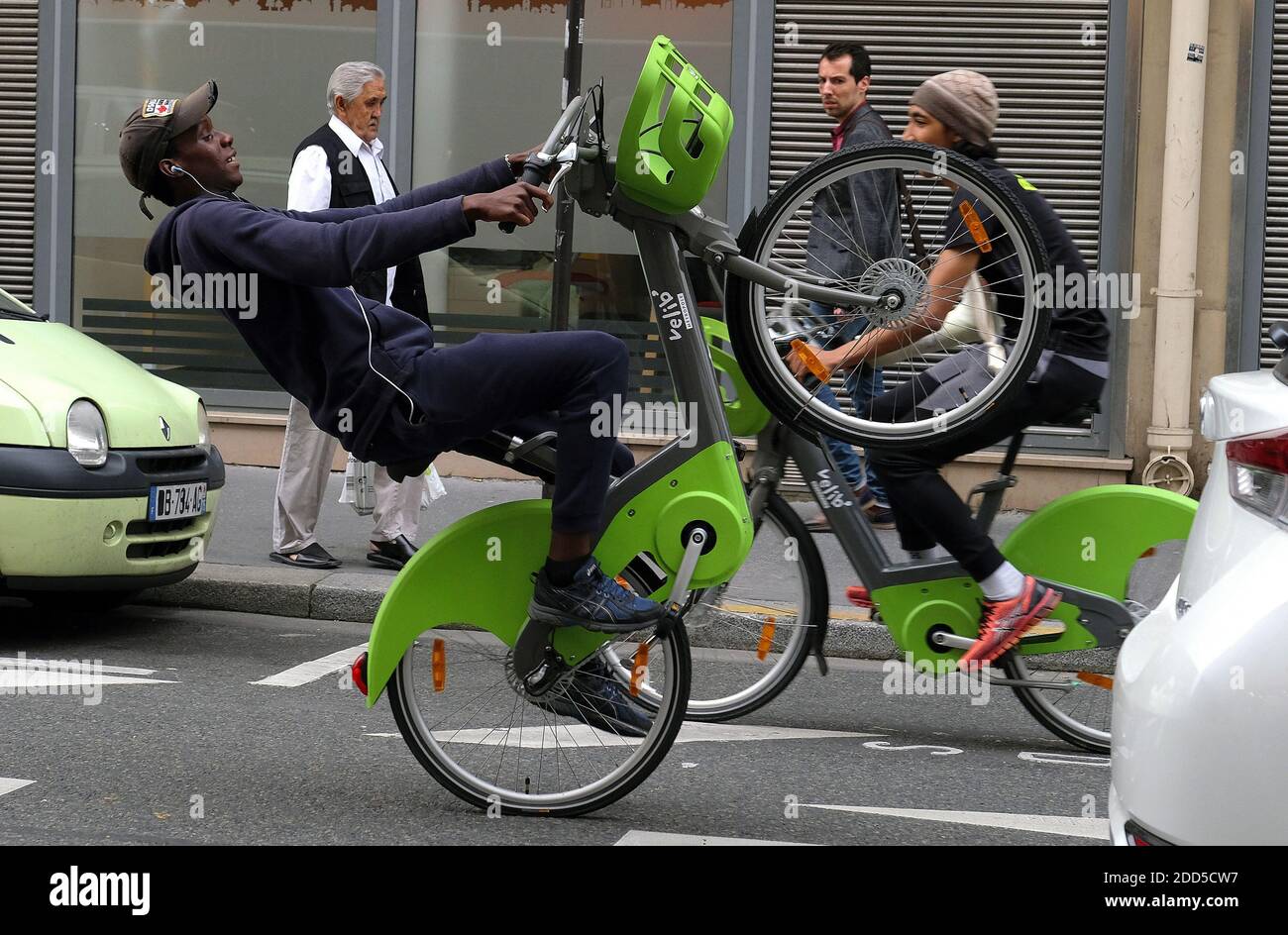 Un hombre que monta un auto-servicio público de alquiler de bicicletas  'Velib' Metropole en París, operado por el consorcio franco-español  Smovengo se ha comprometido a entregar 814 estaciones en París, nuevos  modelos