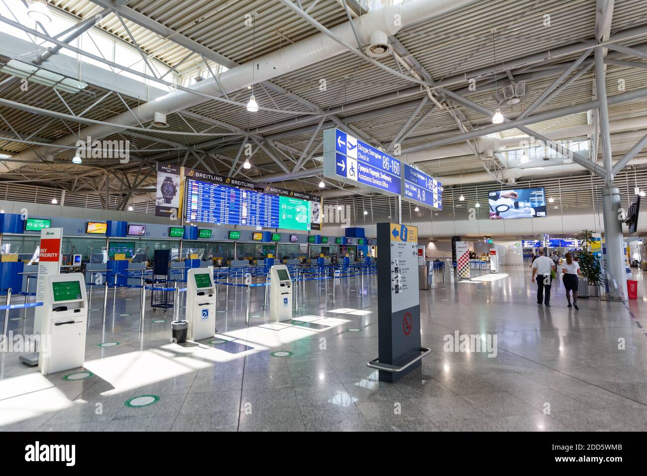 Atenas, Grecia - 23 de septiembre de 2020: Edificio terminal del aeropuerto de Atenas en Grecia. Foto de stock