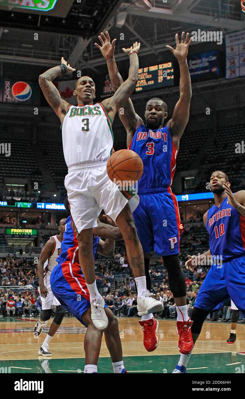 NO HAY PELÍCULA, NO HAY VÍDEO, NO hay televisión, NO HAY DOCUMENTAL - los  Milwaukee Bucks' Brandon Jennings (3) y Rodney Stuckey Detroit Pistons' ver  una pelota salir de los límites en