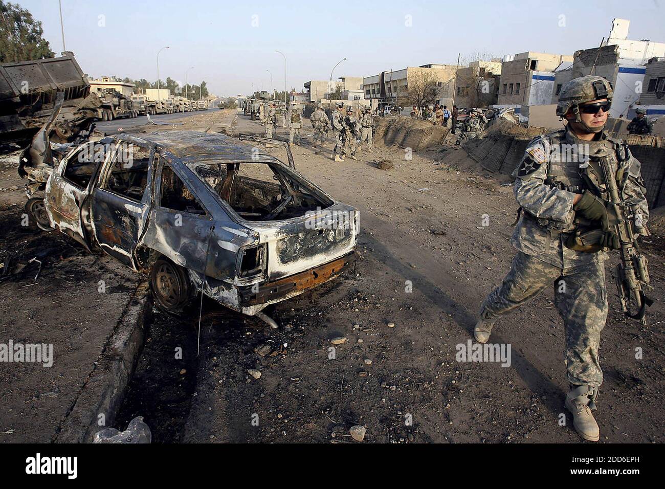 NO HAY PELÍCULA, NO HAY VÍDEO, NO HAY TELEVISIÓN, NO HAY DOCUMENTAL - SPC. Joseph Tourand vigila las calles de Mosul, Irak, después de una bomba de camión suicida que mató a 10 civiles iraquíes y a un policía iraquí el jueves, 19 de octubre de 2006. Foto de Tony Overman/The Olympian/MCT/ABACAPRESS.COM Foto de stock