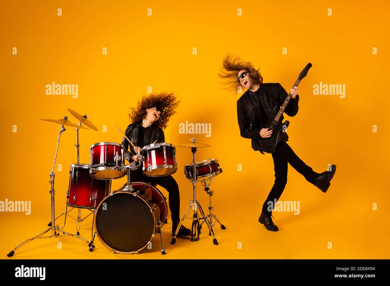 Foto de largo funky loco dos personas popular equipo de rock hombre tocar  bajo guitarra chica tambor disfrutar de la interpretación de sonido de  garaje ropa de ensayo de concierto Fotografía de