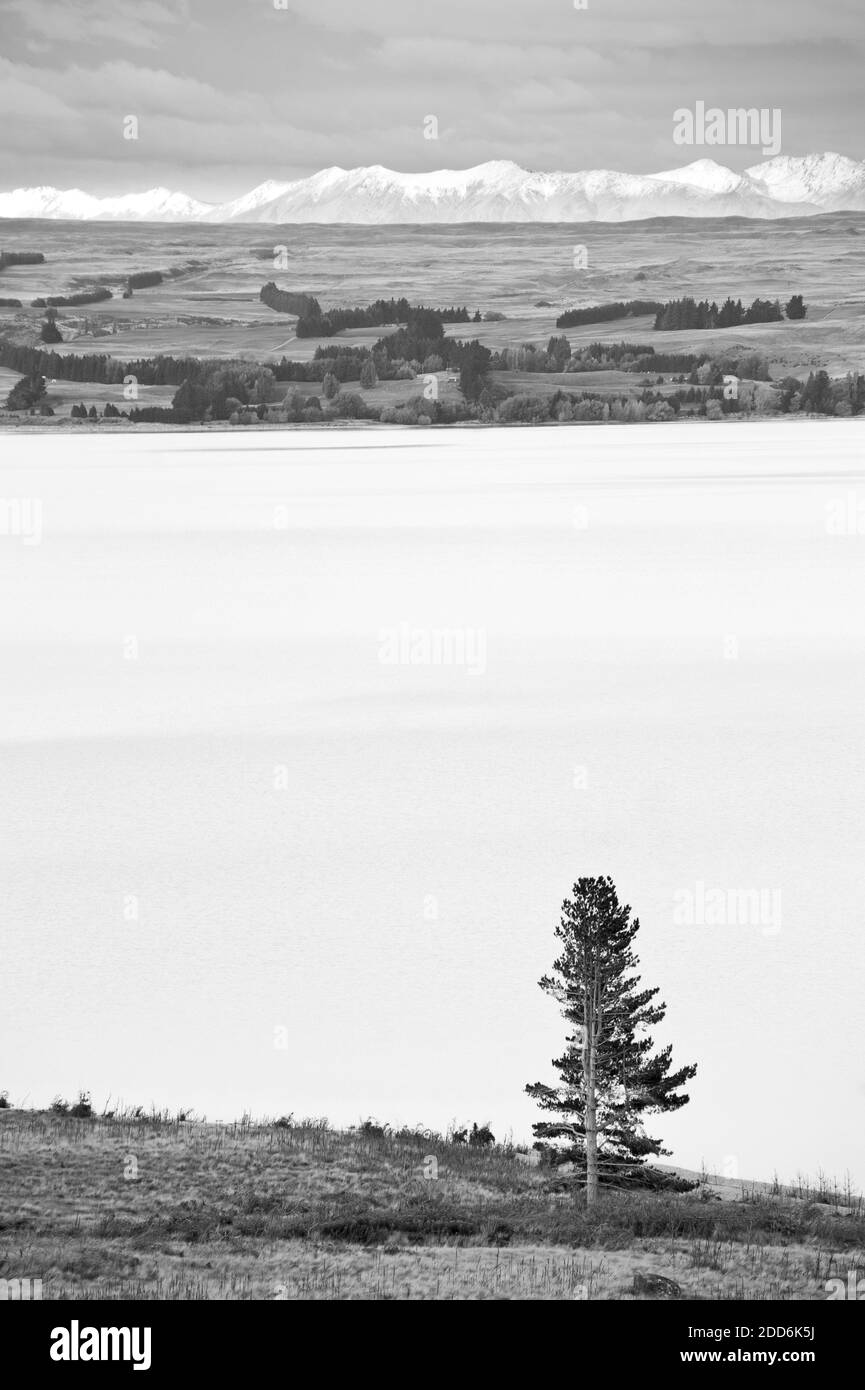Paisaje blanco y negro Foto de un lago en la región de Mackenzie de la Isla del Sur, Nueva Zelanda Foto de stock