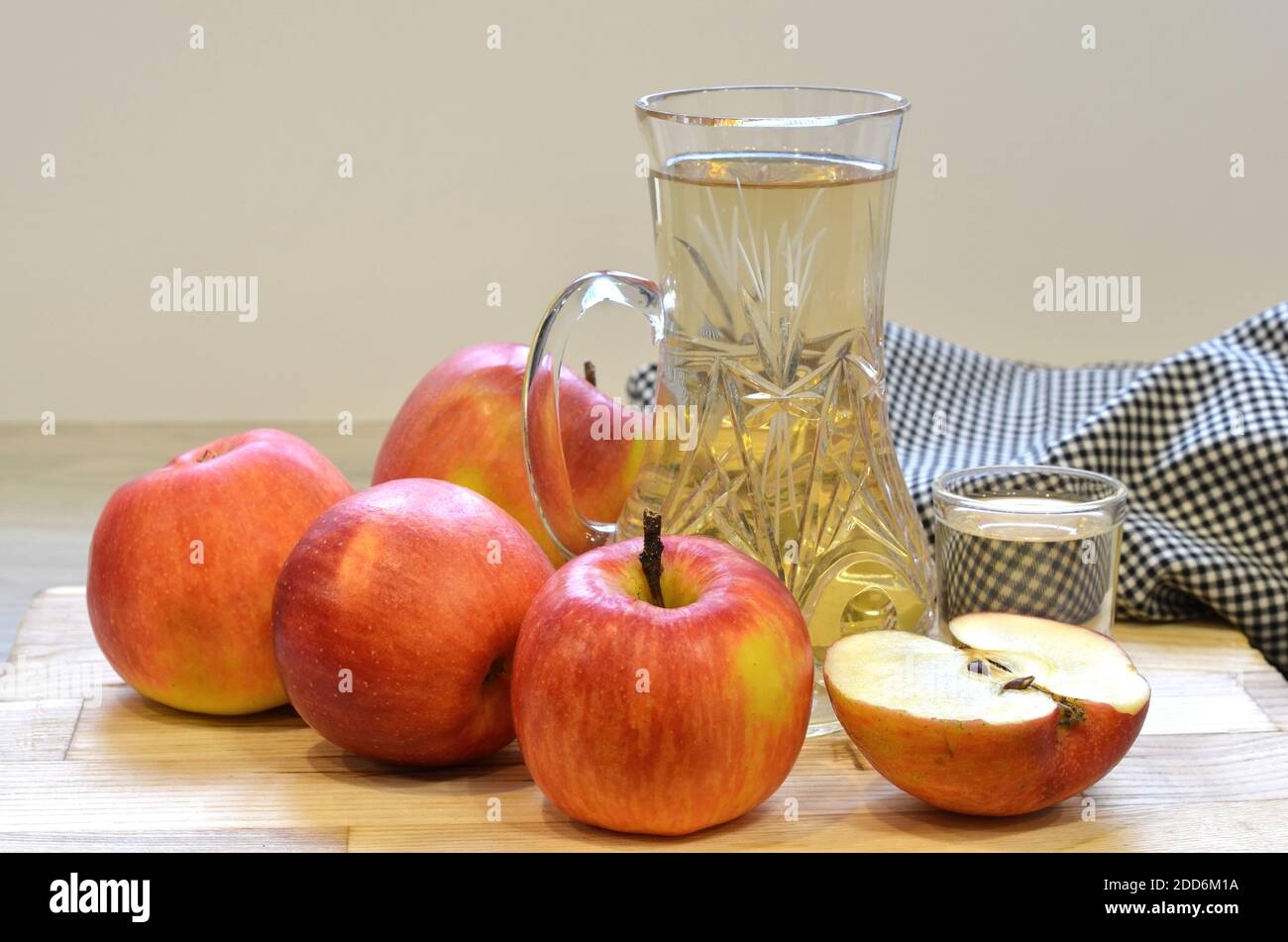 Vinagre de sidra de manzana en botella de vidrio y manzanas frescas fondo de madera Foto de stock