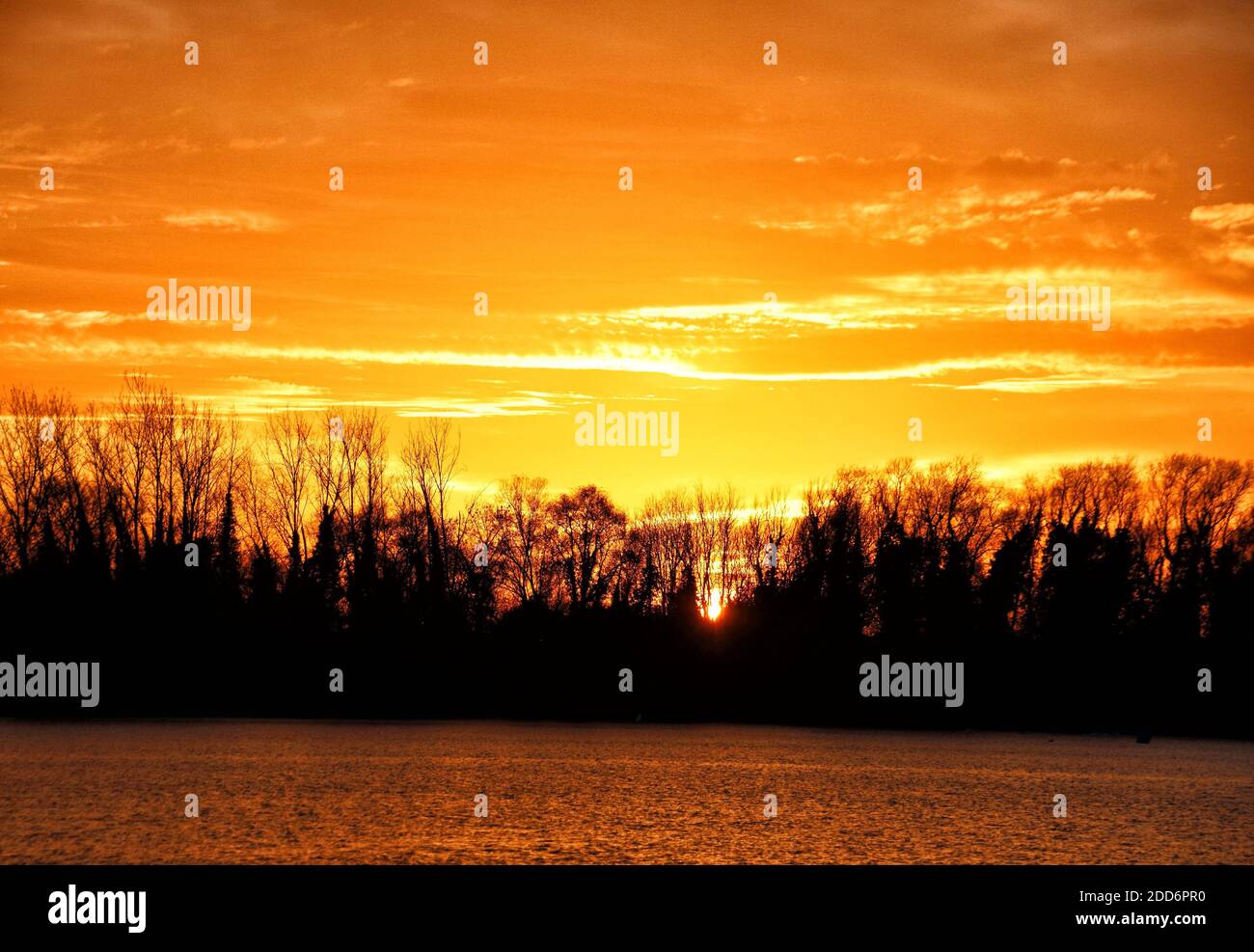 Invierno puesta de sol sobre los lagos en Priory Country Park, Bedford, Bedfordshire, Reino Unido el martes 24 de noviembre de 2020 Foto de stock