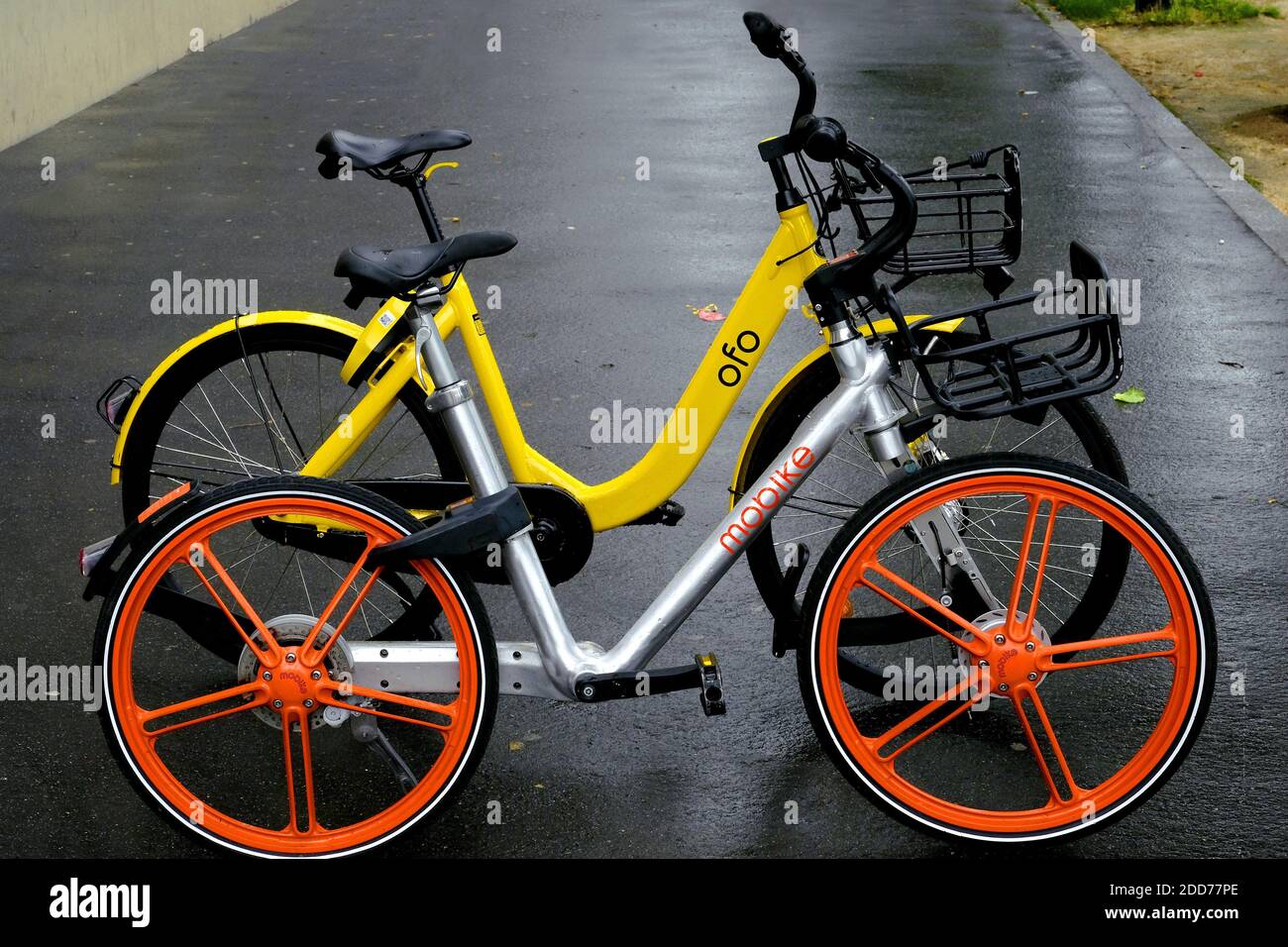 MOBIKE (naranja) bicicleta un servicio chino para compartir bicicletas,  estas bicicletas son accesibles y se pueden dejar en la calle.las bicicletas  que se alquilan a través de una aplicación que encuentra la