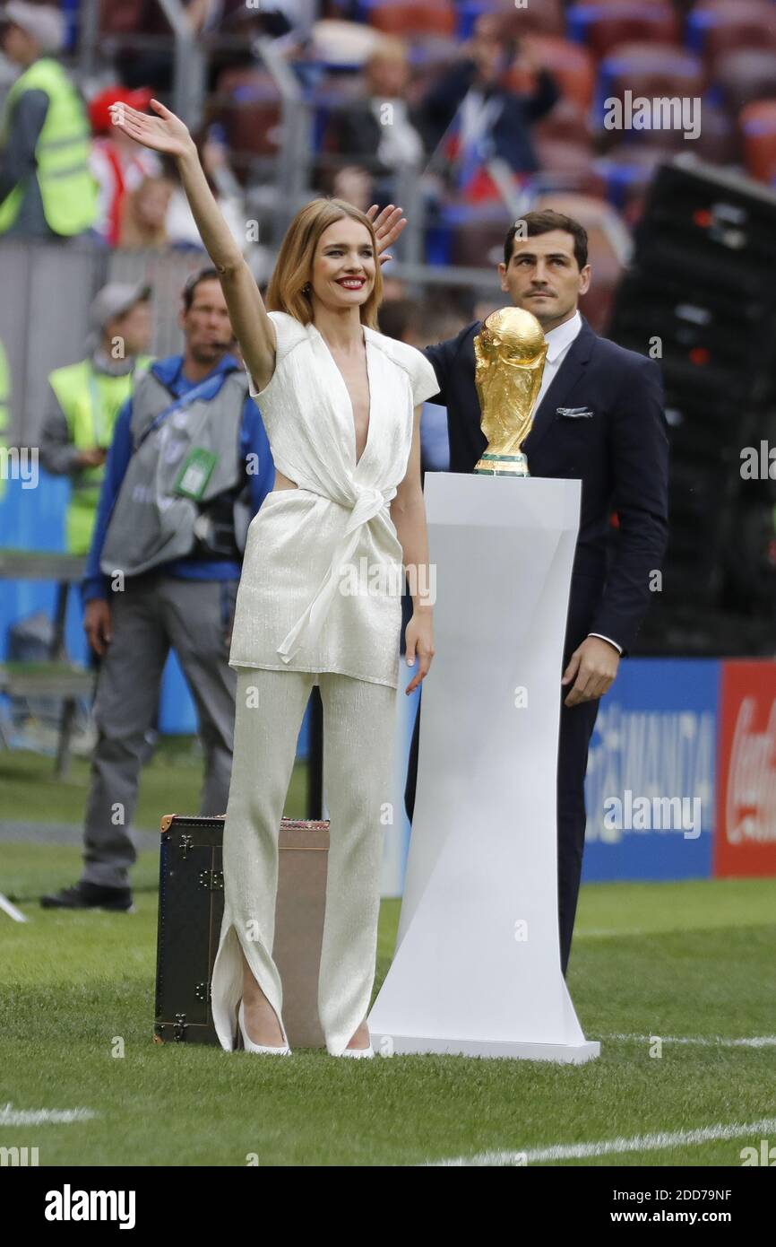 Natalia Vodianova e Iker casillas presentan la maleta oficial de viaje para  trofeos de la Copa Mundial de la FIFATM diseñada por Louis Vuitton durante  la ceremonia de apertura de la Copa