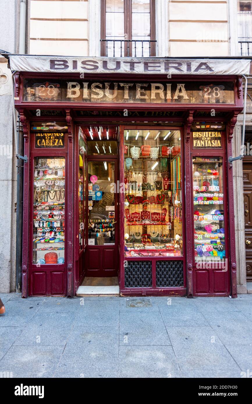 Fachada de la joyería de imitación tradicional Bisutería Otero en Calle  mayor, Madrid, España Fotografía de stock - Alamy