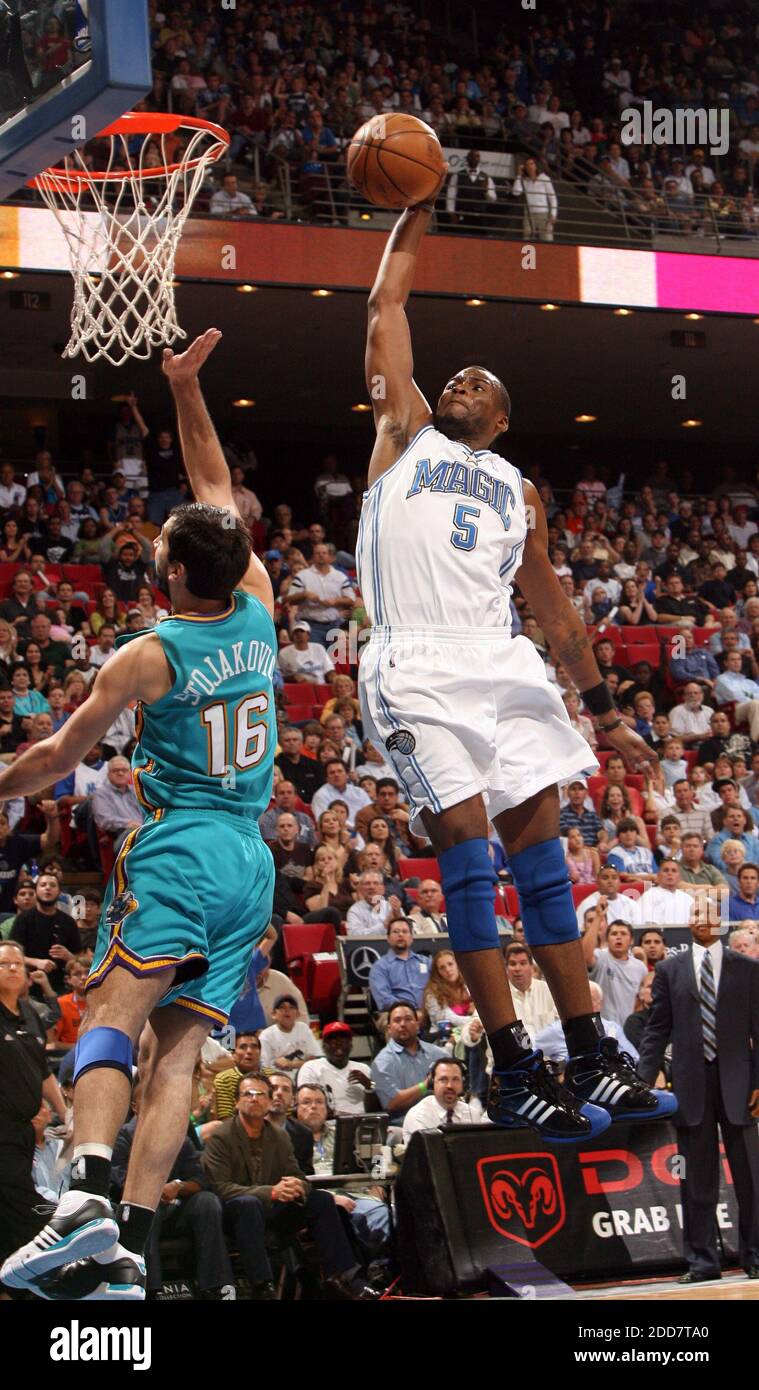 El Keyon Dooling de Orlando Magic vuela a través de la pintura para un golpe de una mano sobre la defensora de los Hornets de Nueva Orleans Peja Stojakovic durante la acción del juego en Amway Arena en Orlando, FL, EE.UU. El 1 de abril de 2008. Los Hornets derrotaron a la Magia, 98-97. Foto de Gary W. Green/Orlando Sentinel/MCT/Cameleon/ABACAPRESS.COM Foto de stock