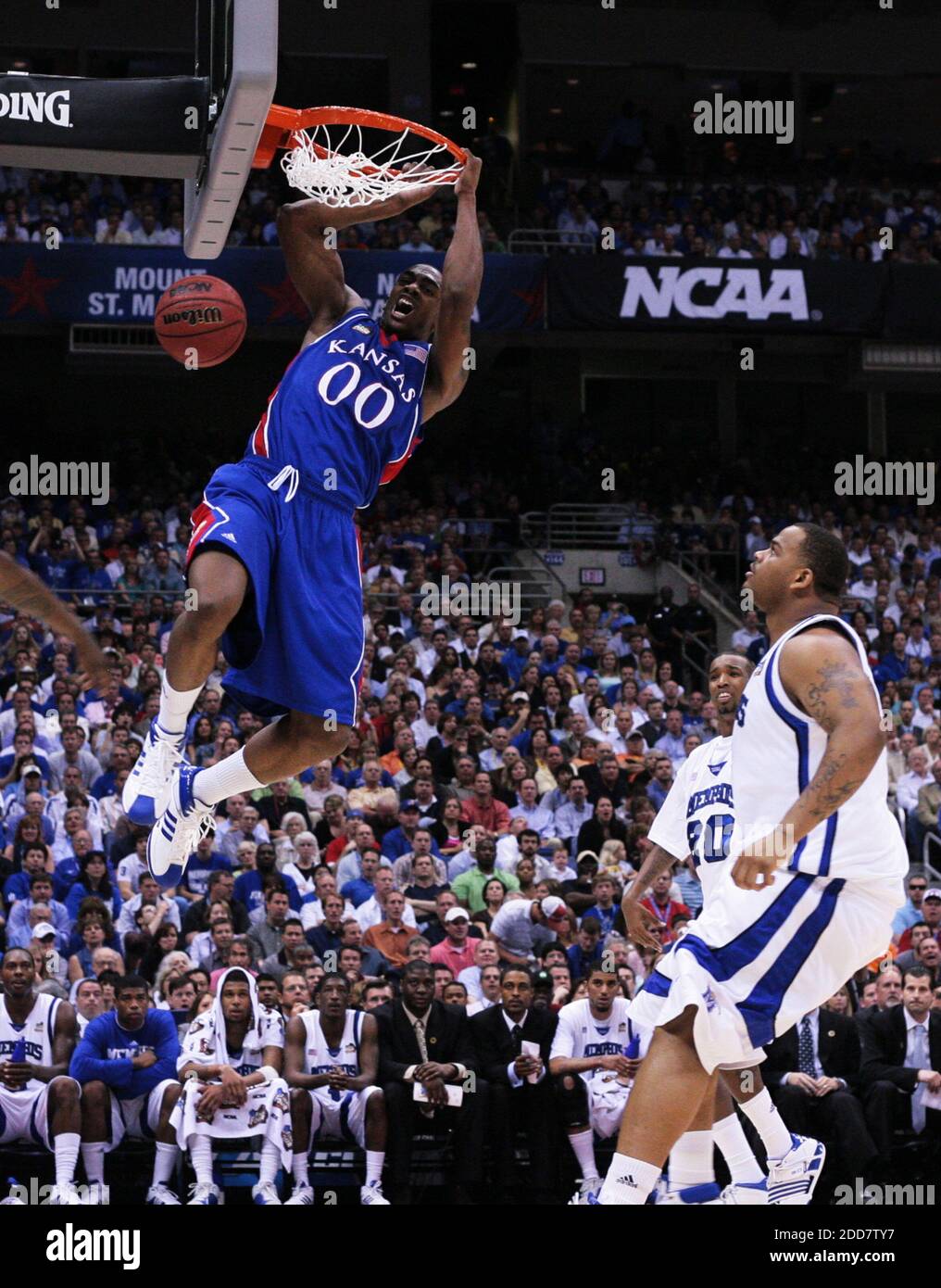 Kansas Darrell Arthur (00) se desata contra Memfisdurante la primera mitad de la acción en el Campeonato de Básquetbol Masculino de la NCAA en el Alamodome en San Antonio, TX, EE.UU., 07 de abril de 2008. Kansas ganó 75-68. Foto de Ron Jenkins/Fort Worth Star-Telegram/MCT/Cameleon/ABACAPRESS.COM Foto de stock