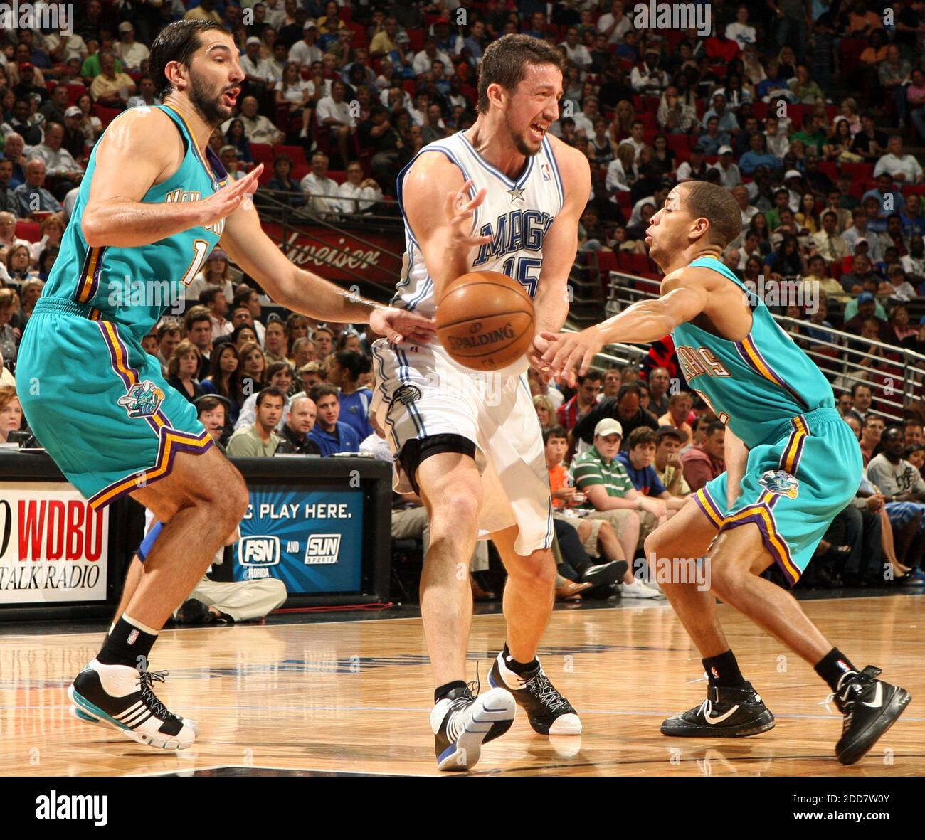 El Hedo Turkoglu (centro) de Orlando Magic se enreda entre los Hornets de Nueva Orleans Peja Stojakovic (izquierda) y Jannero Pargo durante la primera mitad en el Amway Arena en Orlando, FL, EE.UU. El 1 de abril de 2008. Los Hornets derrotaron a la Magia, 98-97. Foto de Gary W. Green/Orlando Sentinel/MCT/Cameleon/ABACAPRESS.COM Foto de stock