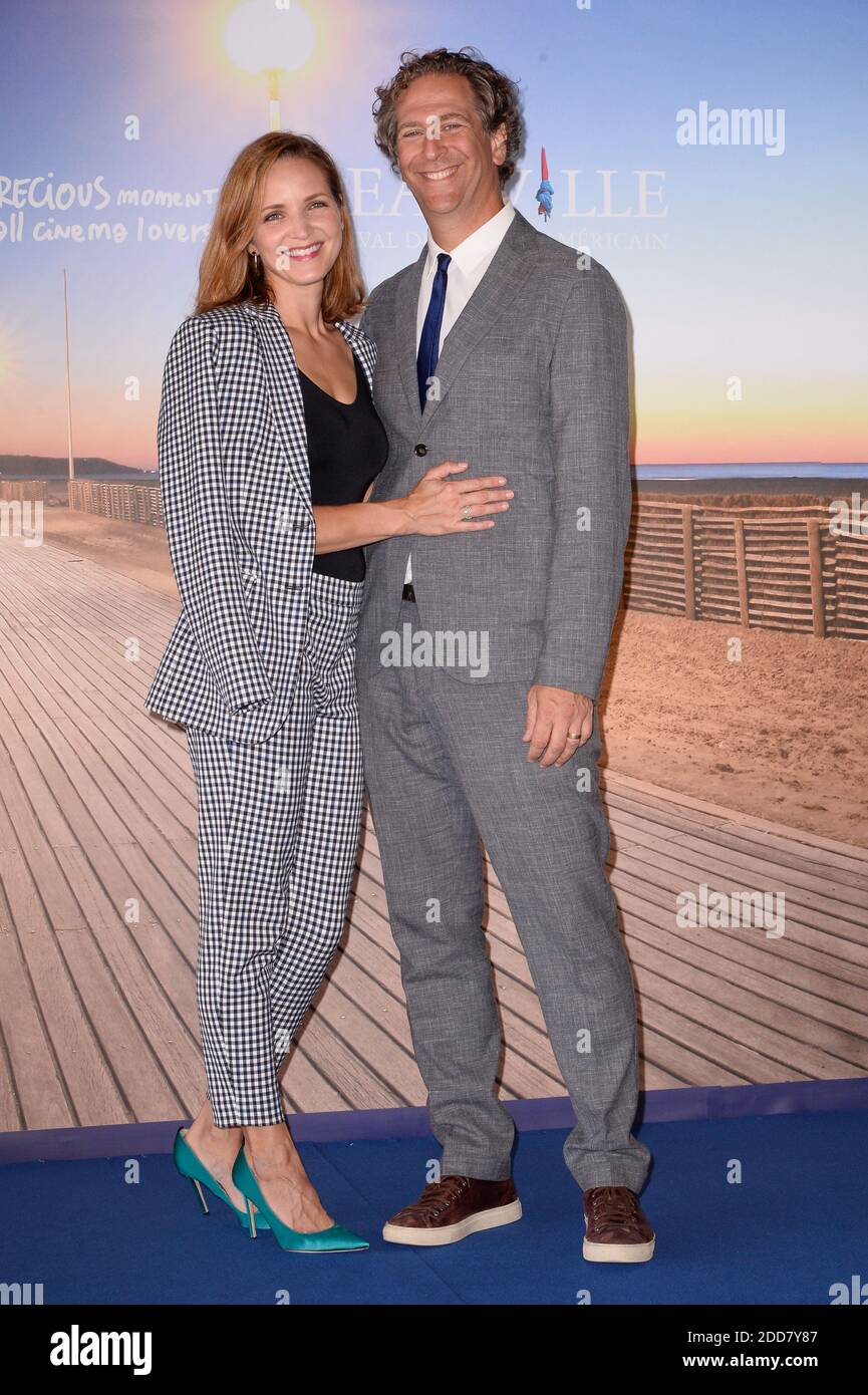 Jordana Spiro, esposo Matthew Spitzer y su hija asistiendo a un fotociclo  para la película la Noche se enciende durante el 44º Deauville American  Film Festival en Deauville, Francia el 4 de