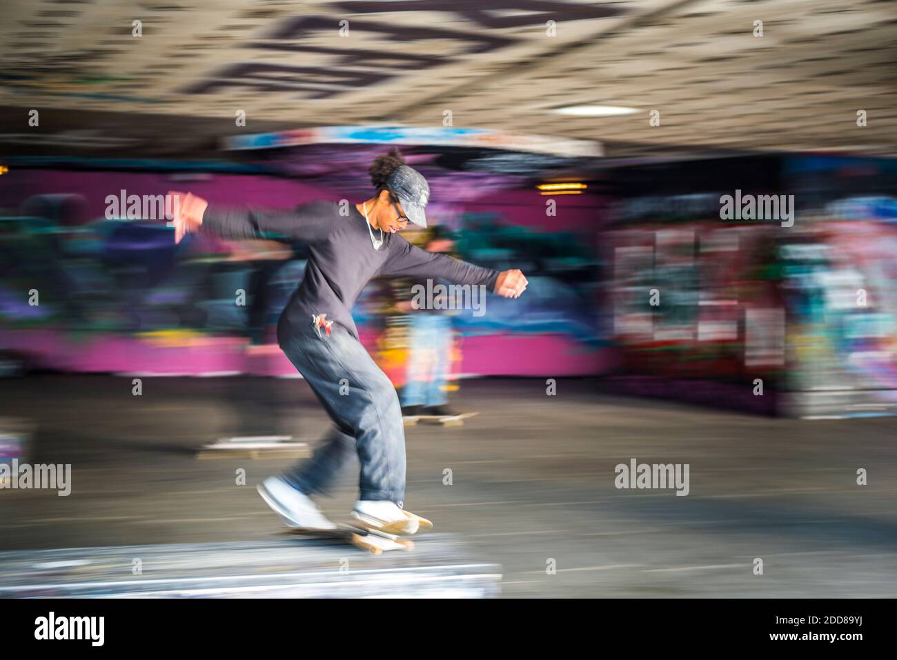 Patinador en Southbank skate Park, Southwark, Londres, Inglaterra  Fotografía de stock - Alamy