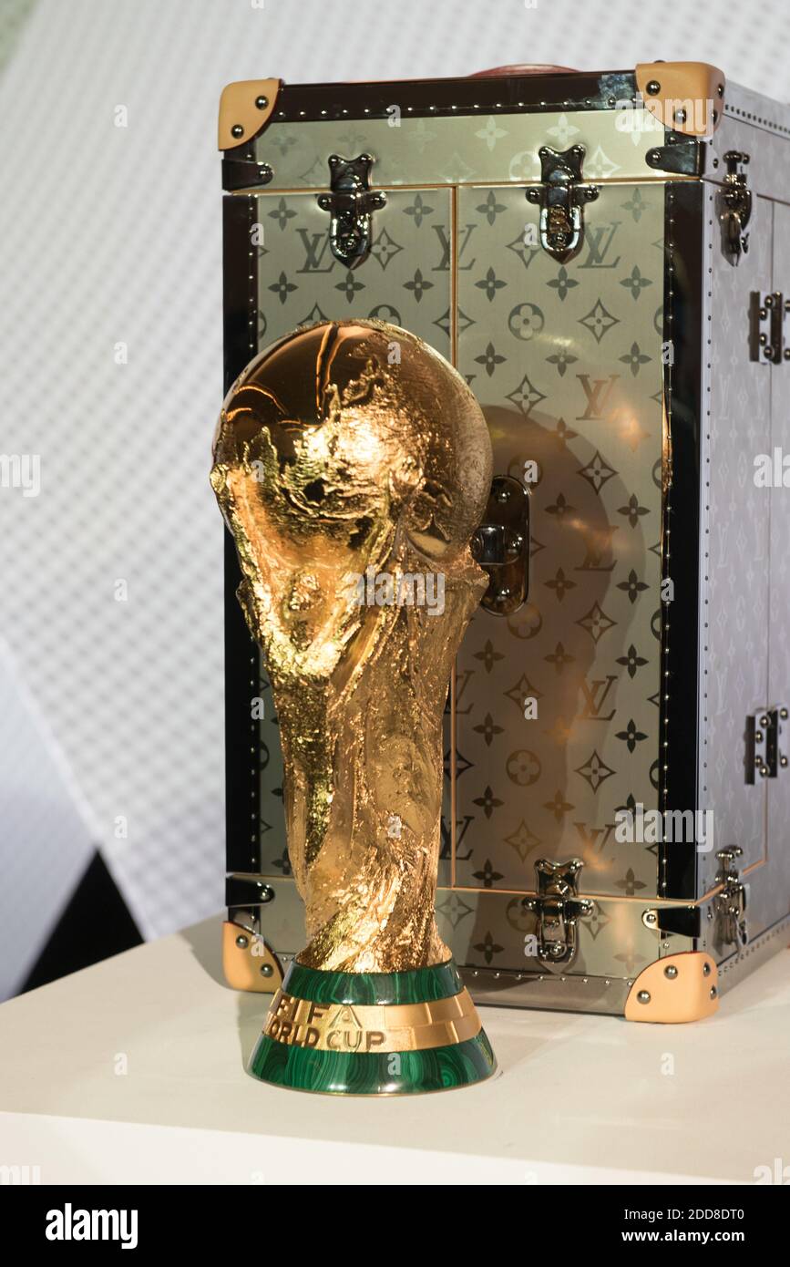 Una ceremonia para desvelar el maletín de viaje de Louis Vuitton para el  trofeo de la Copa Mundial de la FIFA 2018 el 17 de mayo de 2018 en París,  Francia. Foto