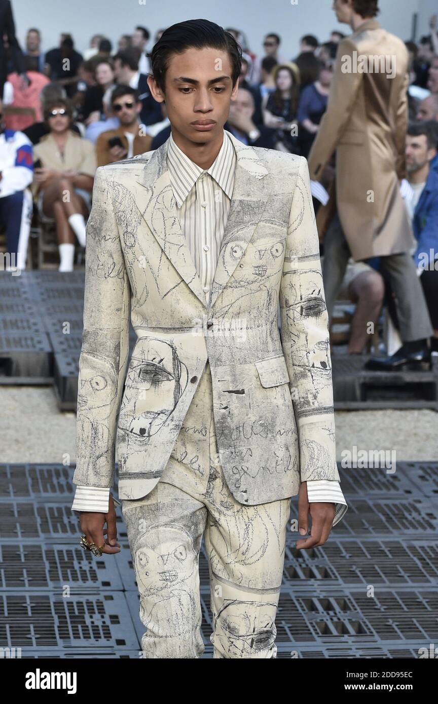 hotel Depender de corona Modelo en la pasarela durante el show de ropa masculina alexander mcqueen  fotografías e imágenes de alta resolución - Alamy