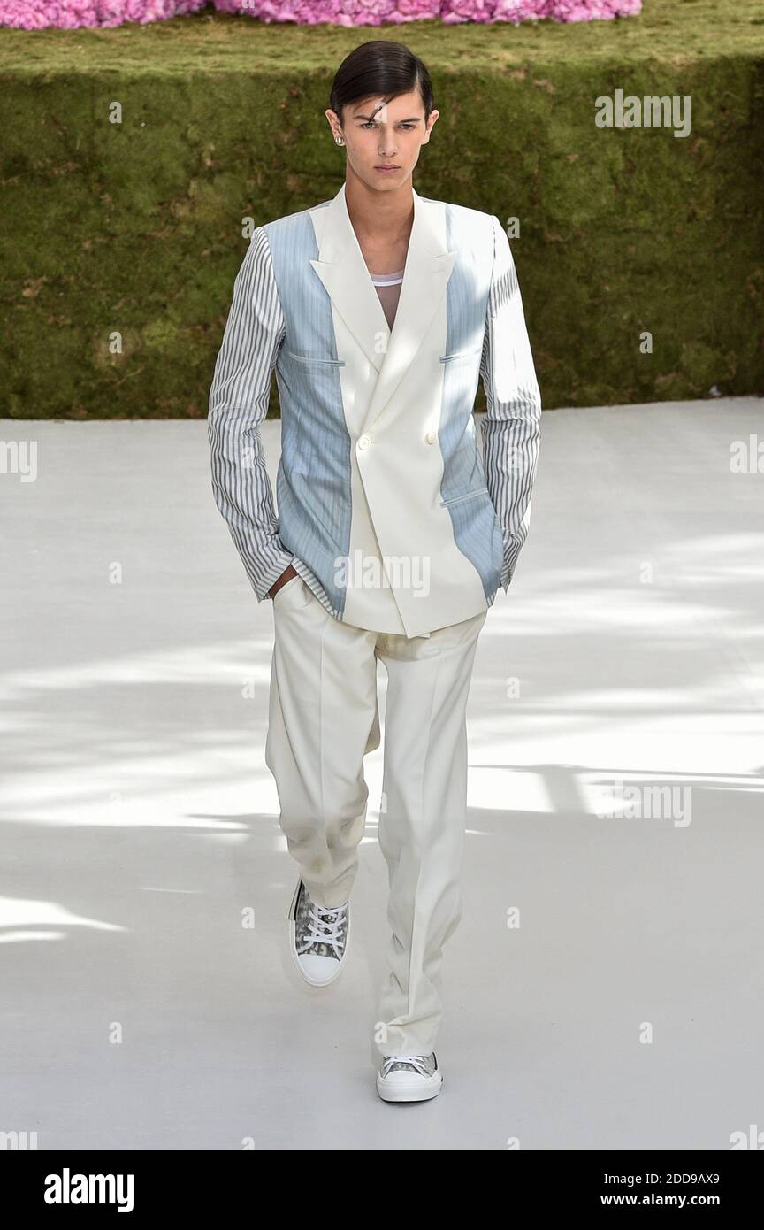 El príncipe Nikolai de Dinamarca camina por la pista durante el desfile de moda Dior Homme Menswear Primavera/Verano como parte de la Semana de la Moda de el 23 de