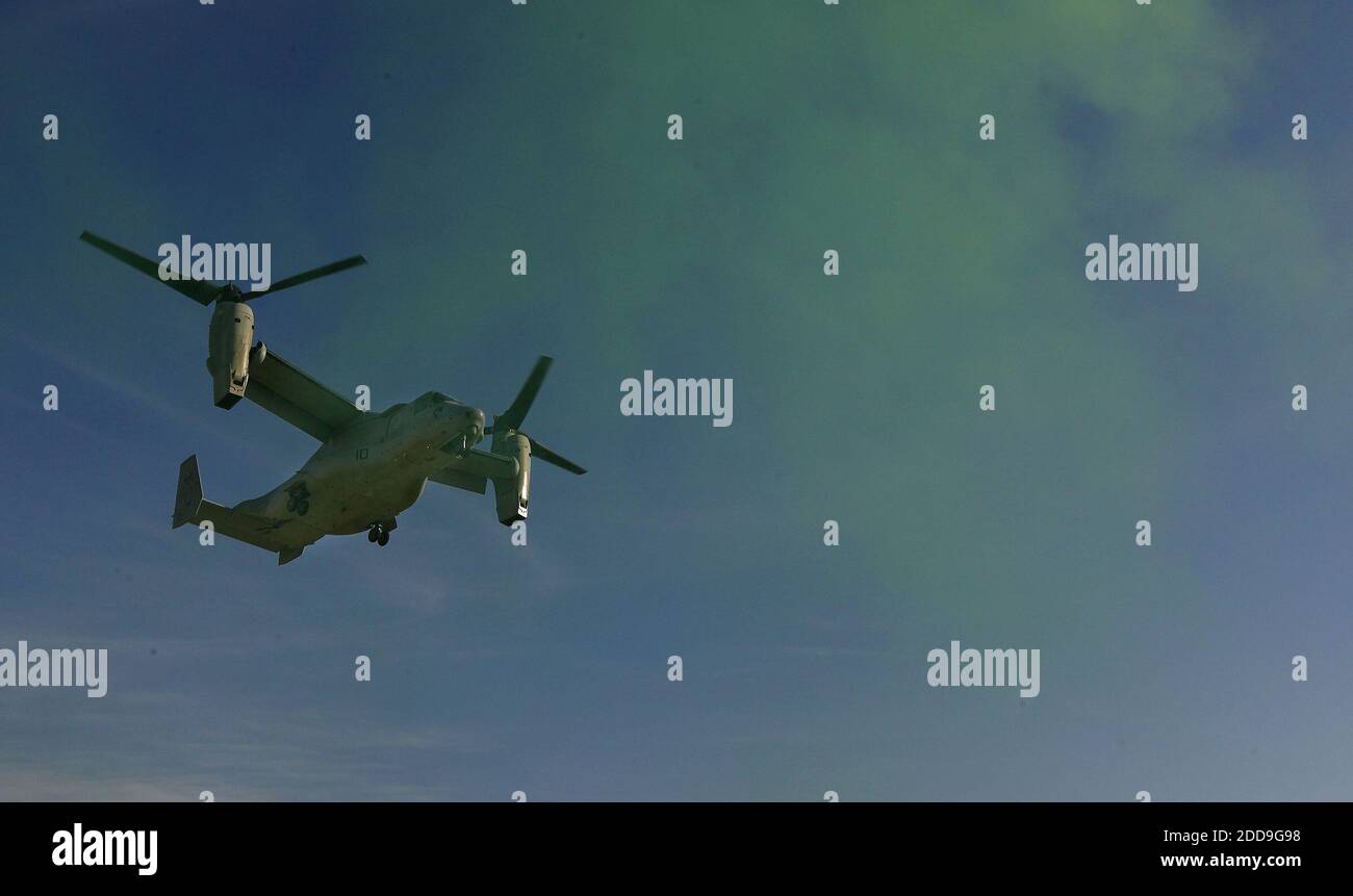NO HAY PELÍCULA, NO HAY VÍDEO, NO hay televisión, NO HAY DOCUMENTAL - UN cuerpo de Marines Osprey tierras en medio de una nube de humo verde que designa la zona de aterrizaje en Fob Hassanabad como lo hace "tocar y gos" en varias bases en la provincia de Helmand de Afganistán el 2 de diciembre de 2009. El avión híbrido, que puede aterrizar como un helicóptero pero volar como un avión de ala fija cuesta más de 120 millones de dólares cada uno. Diez aviones del MCAS New River (Carolina del Norte) están estacionados en el Campamento Leatherneck en la provincia de Helmand en Afganistán. Foto de Chuck Liddy/Raleigh News & Observer/MCT/ABACAPRESS.COM Foto de stock