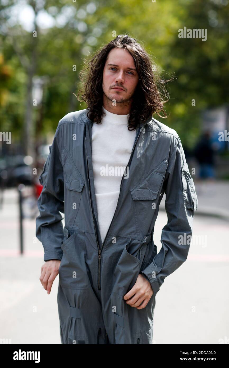 Al estilo de calle, Cesar Domboy llega a Lanvin Spring-Summer 2019 espectáculo de ropa de hombre que se celebra en el Palacio de Tokio, en París, Francia, 24 de junio