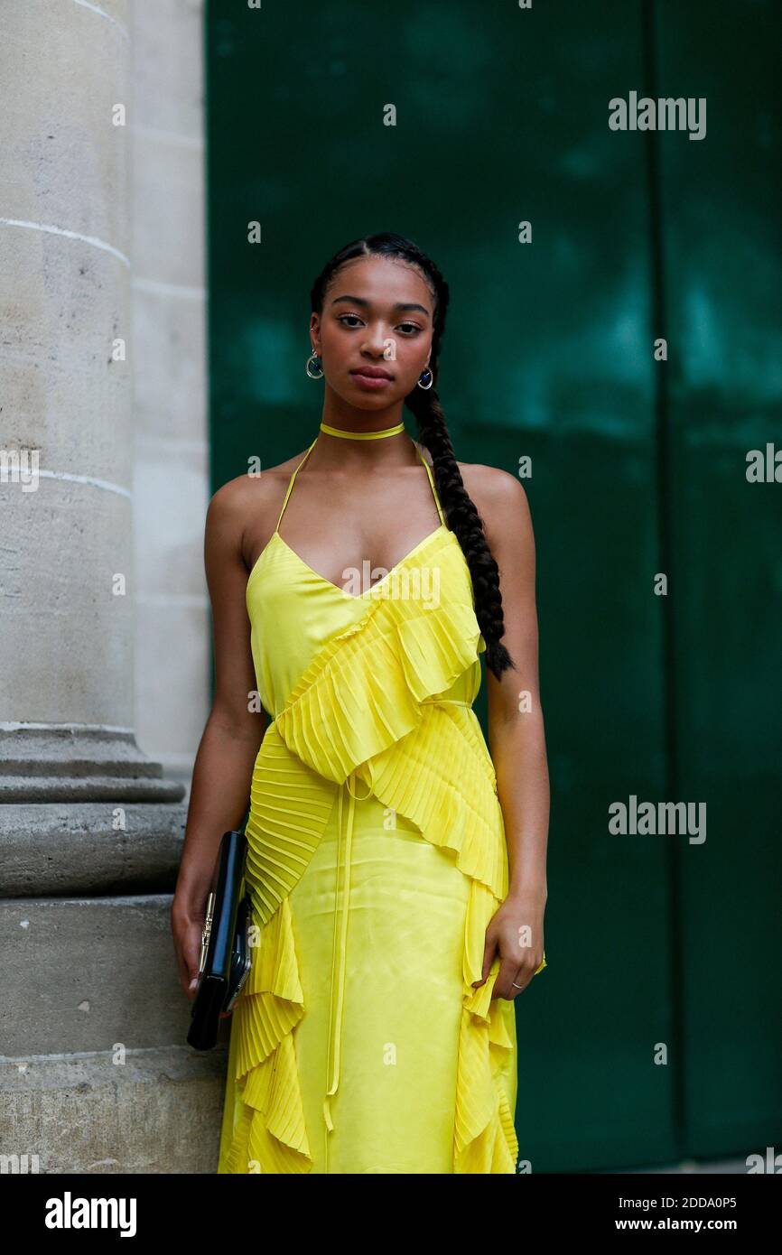 Estilo urbano, Manon Bresch llegando a Kenzo Primavera-Verano 2019 espectáculo ropa de hombre celebrado en Maison de la Mutualite, en París, Francia, el 24 de de 2018. Foto de Marie-Paola