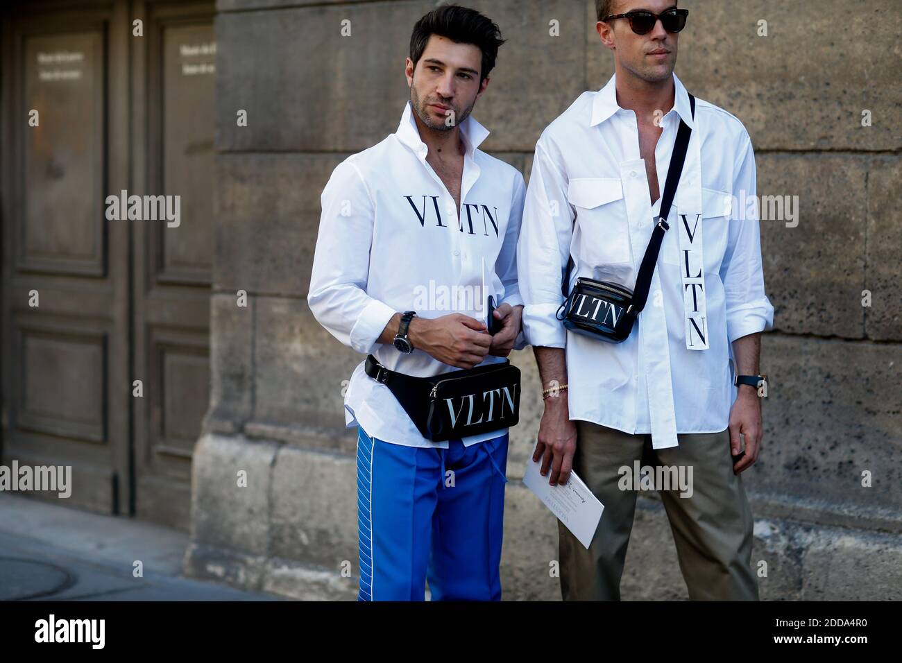 Estilo urbano, Filippo Fiora y Filippo Cirulli llegando a Valentino 2019 espectáculo de ropa de hombre celebrado en el des Arts en París, Francia, el 20 de junio